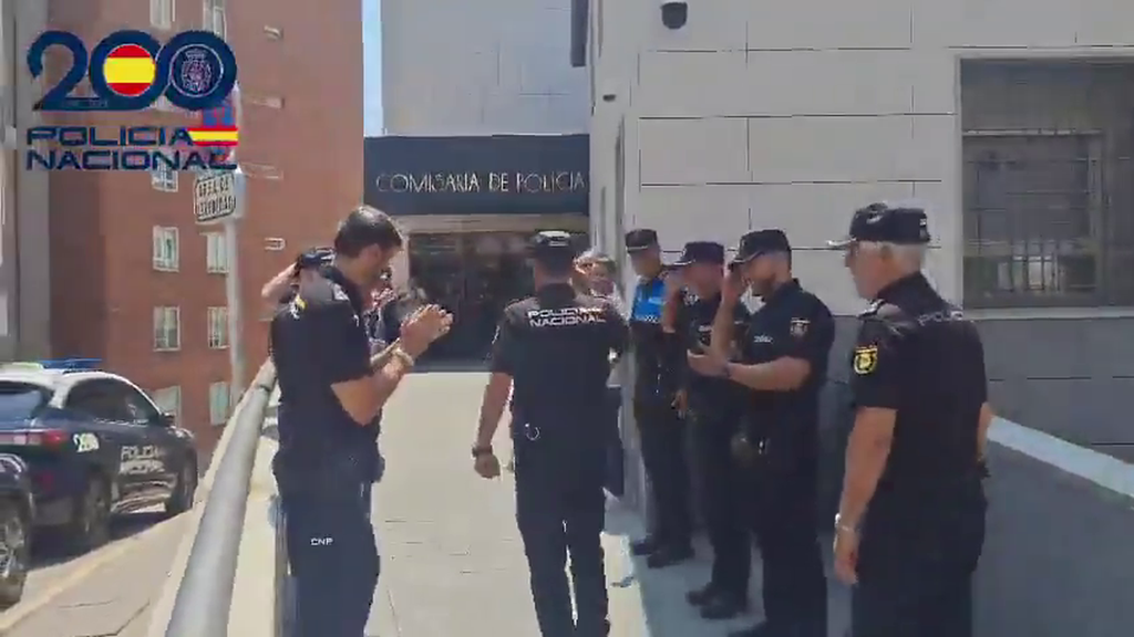 La multitudinaria despedida de la Policía al inspector Vicente López en la comisaría de Ávila tras jubilarse: “El broche de oro a una trayectoria de 40 años”