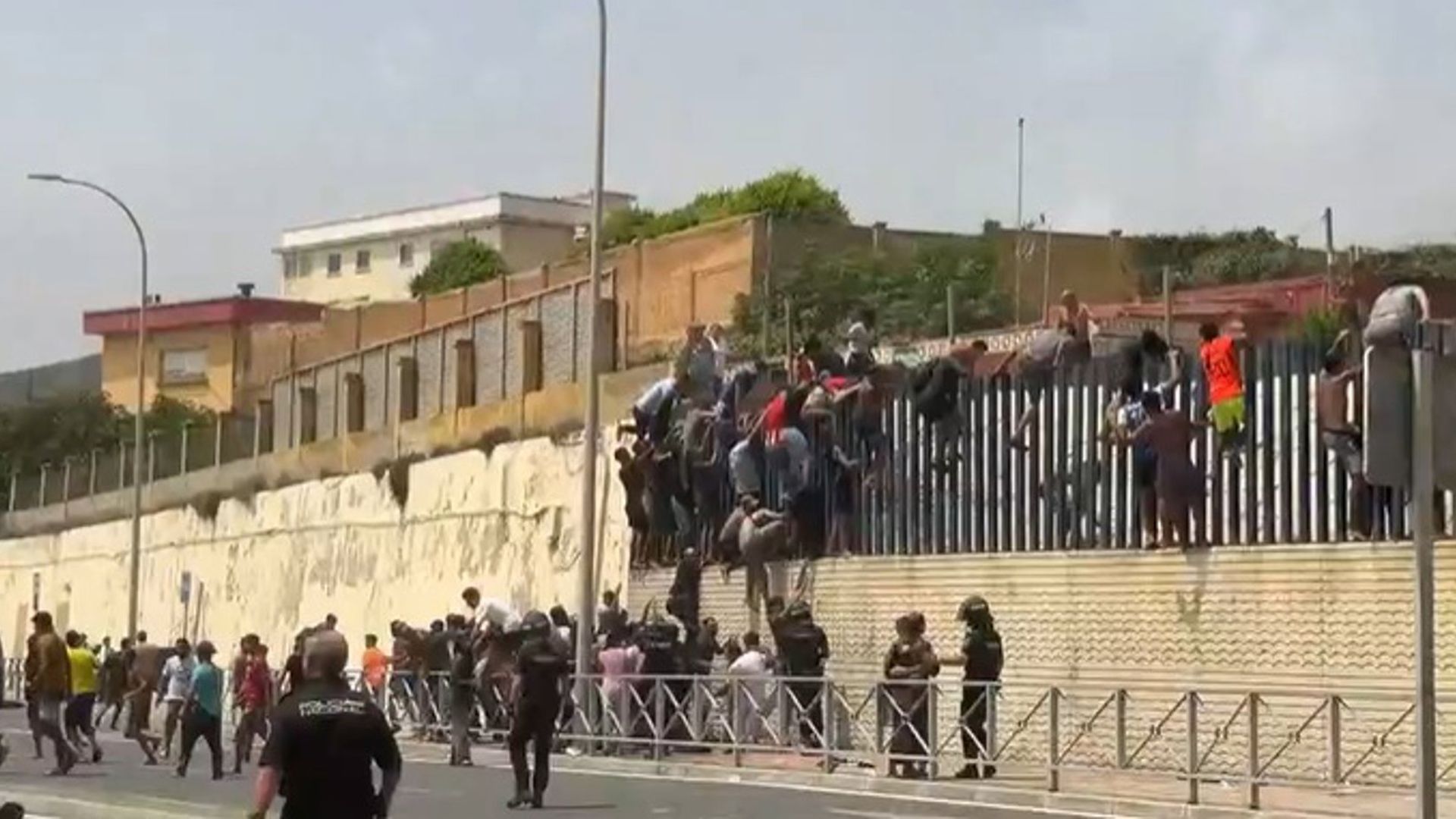 La Policía activa cargas para contener las entradas masivas en la frontera de Ceuta por mar y rodeando el espigón
