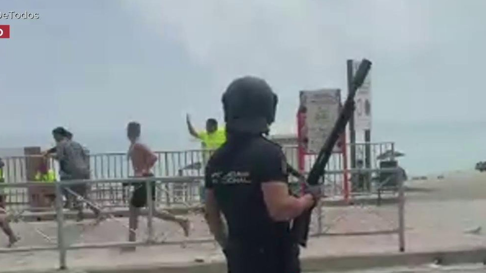 Los comerciantes cierran sus negocios y comienzan las cargas policiales en Ceuta