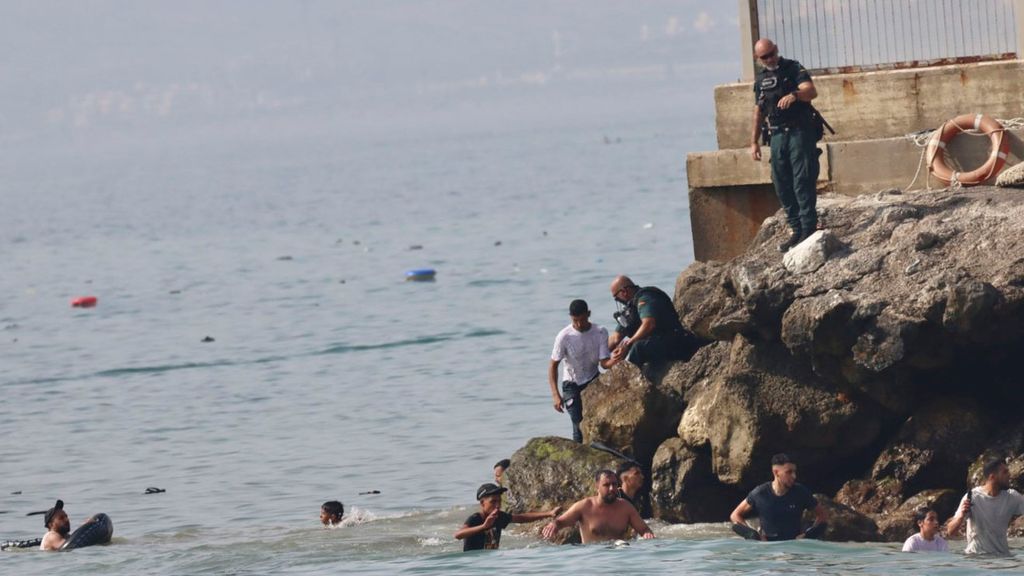 Los posibles motivos de la entrada a nado de miles de migrantes a Ceuta desde Marruecos