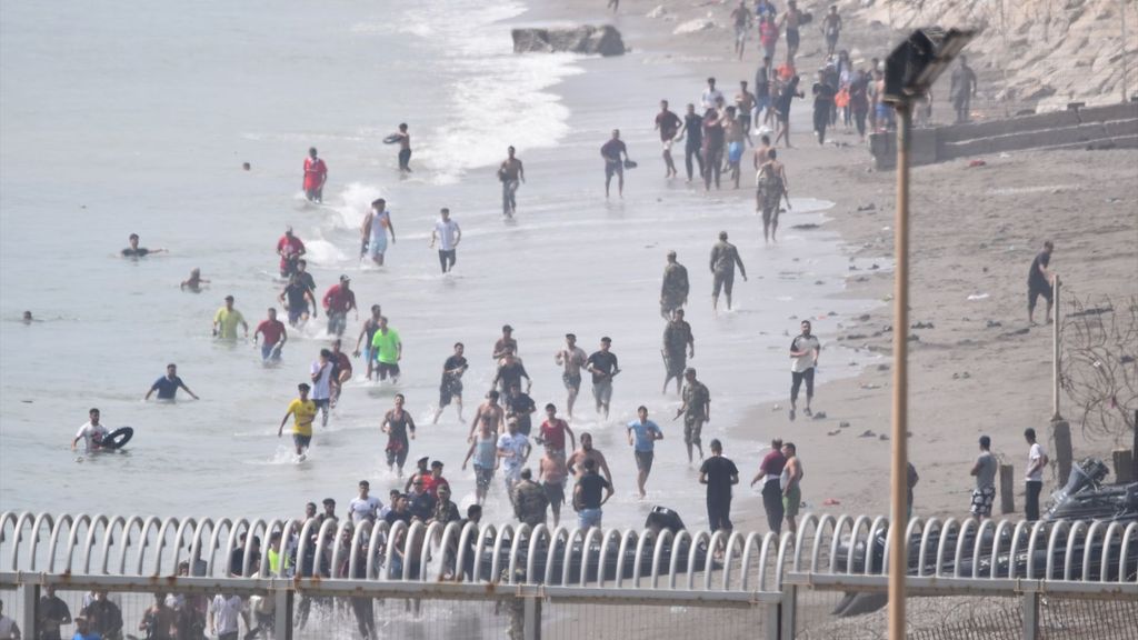 Miles de personas tratan de entrar en la Ciudad Autónoma de Ceuta a través del espigón del Tarajal con grave riesgo para sus vidas