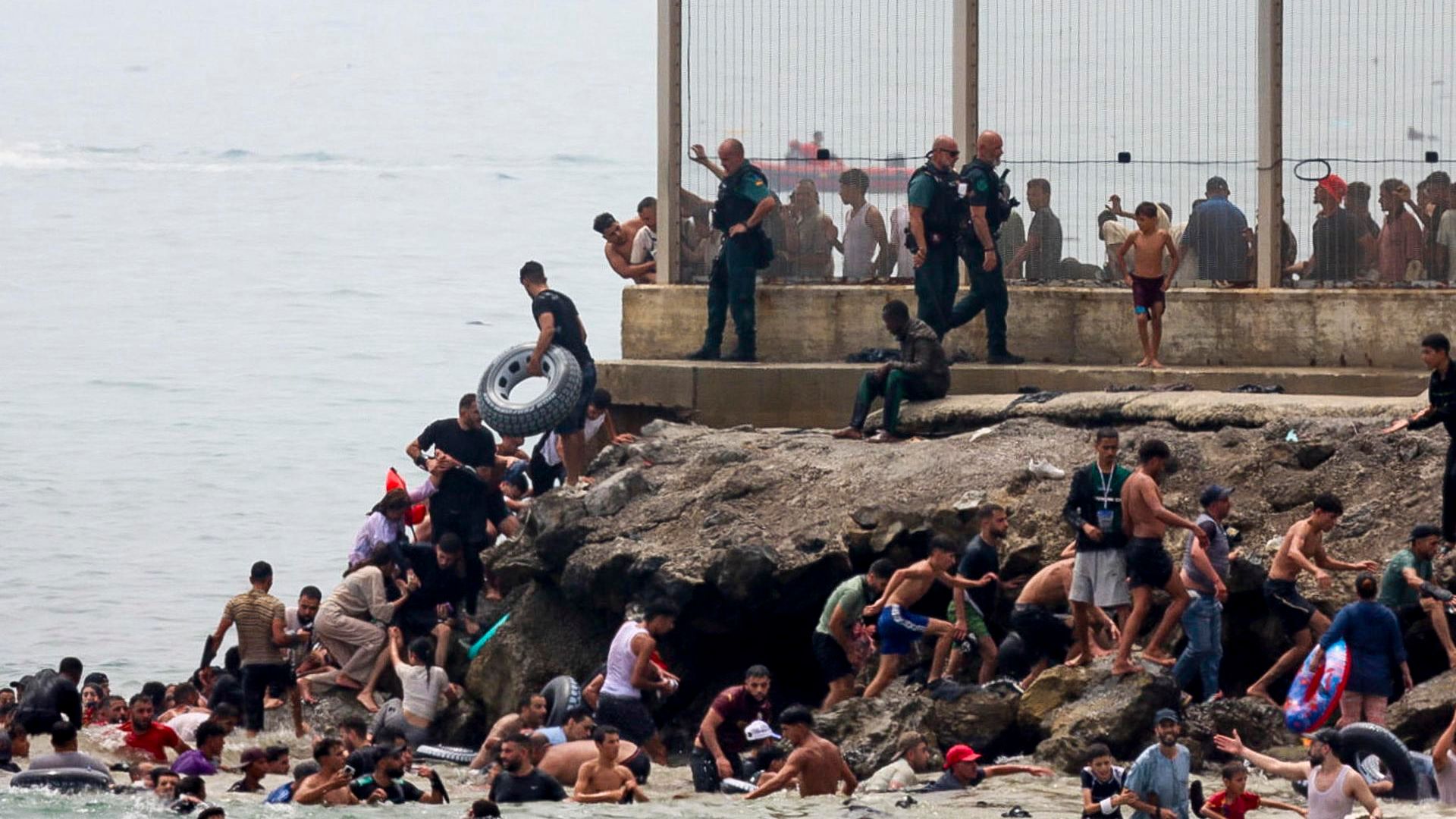 Migrantes sortean el dique del Tarajal, en Ceuta, para entrar en suelo español y comunitario Migrantes sortean el dique del Tarajal, en Ceuta, para entrar en suelo español y comunitario