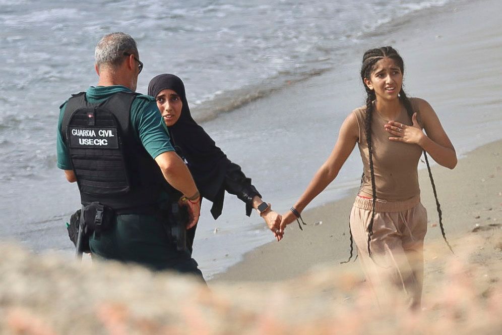 Miles de migrantes entran a nado en Ceuta desde Marruecos