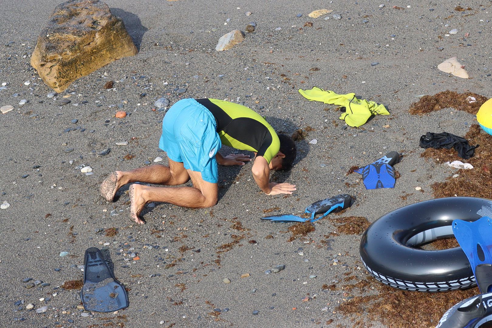 Miles de migrantes entran a nado en Ceuta desde Marruecos