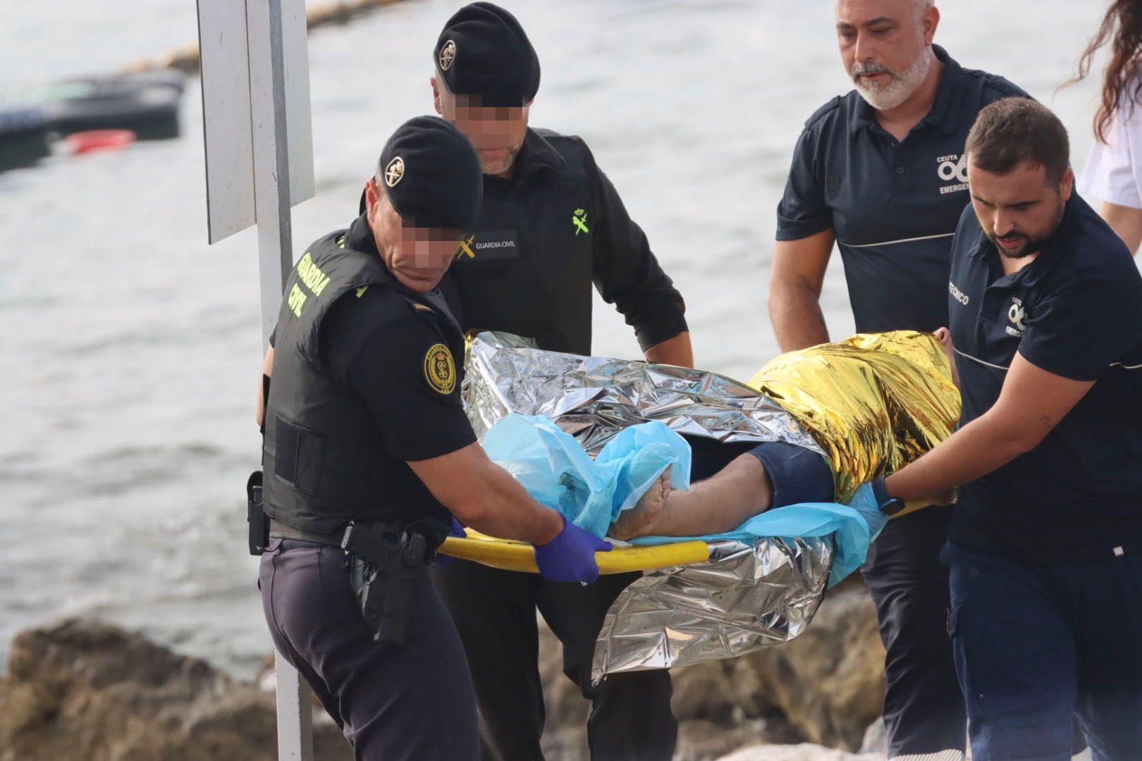 Miles de migrantes entran a nado en Ceuta desde Marruecos