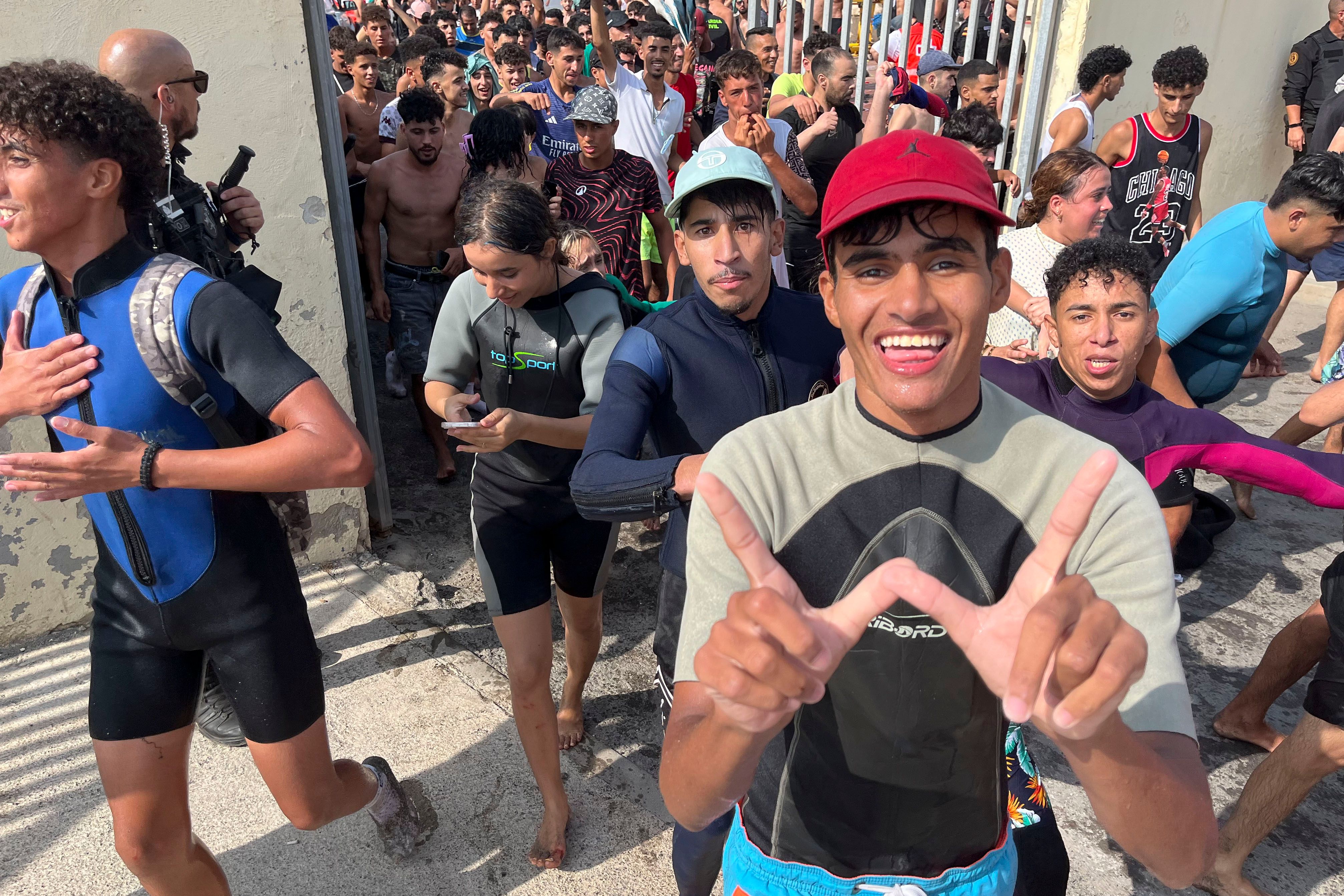 Miles de migrantes entran a nado en Ceuta desde Marruecos