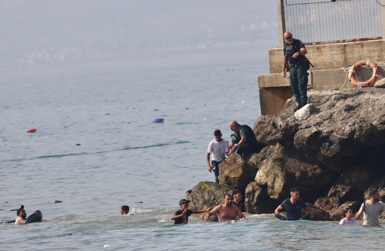Miles de migrantes entran a nado en Ceuta desde Marruecos