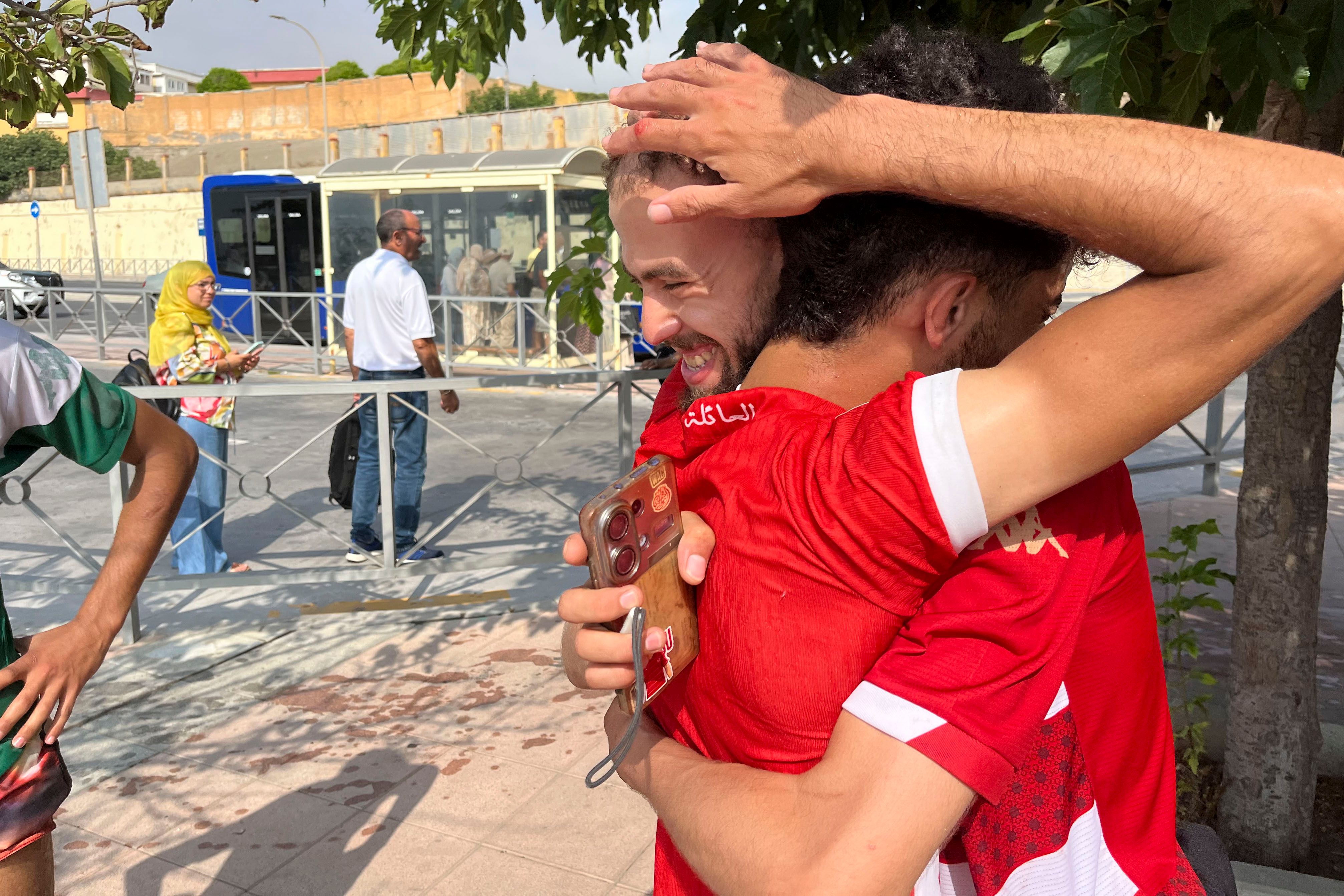 Miles de migrantes entran a nado en Ceuta desde Marruecos