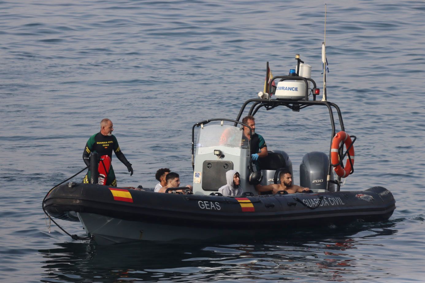 Miles de migrantes entran a nado en Ceuta desde Marruecos