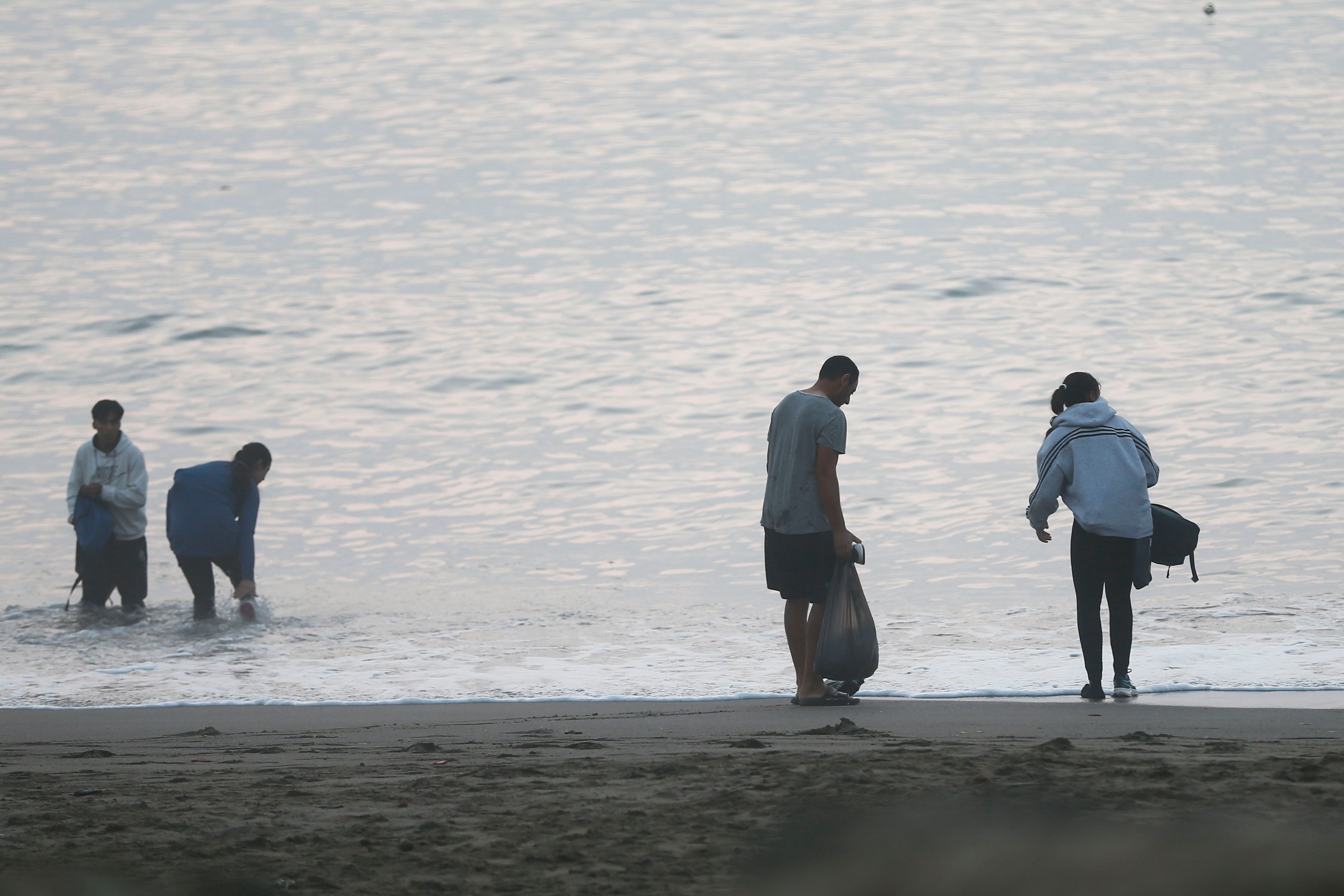 Miles de migrantes entran a nado en Ceuta desde Marruecos