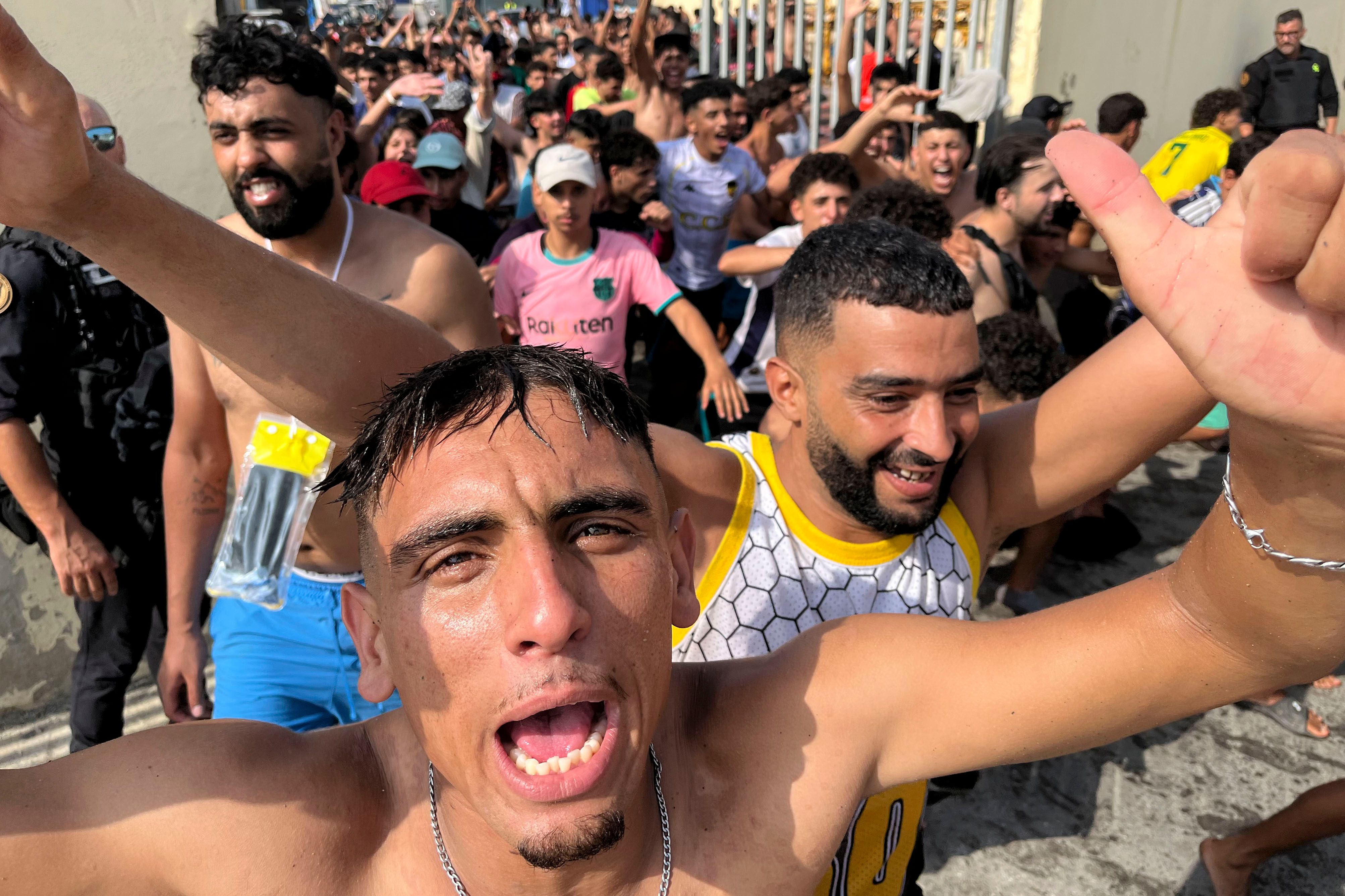 Miles de migrantes entran a nado en Ceuta desde Marruecos