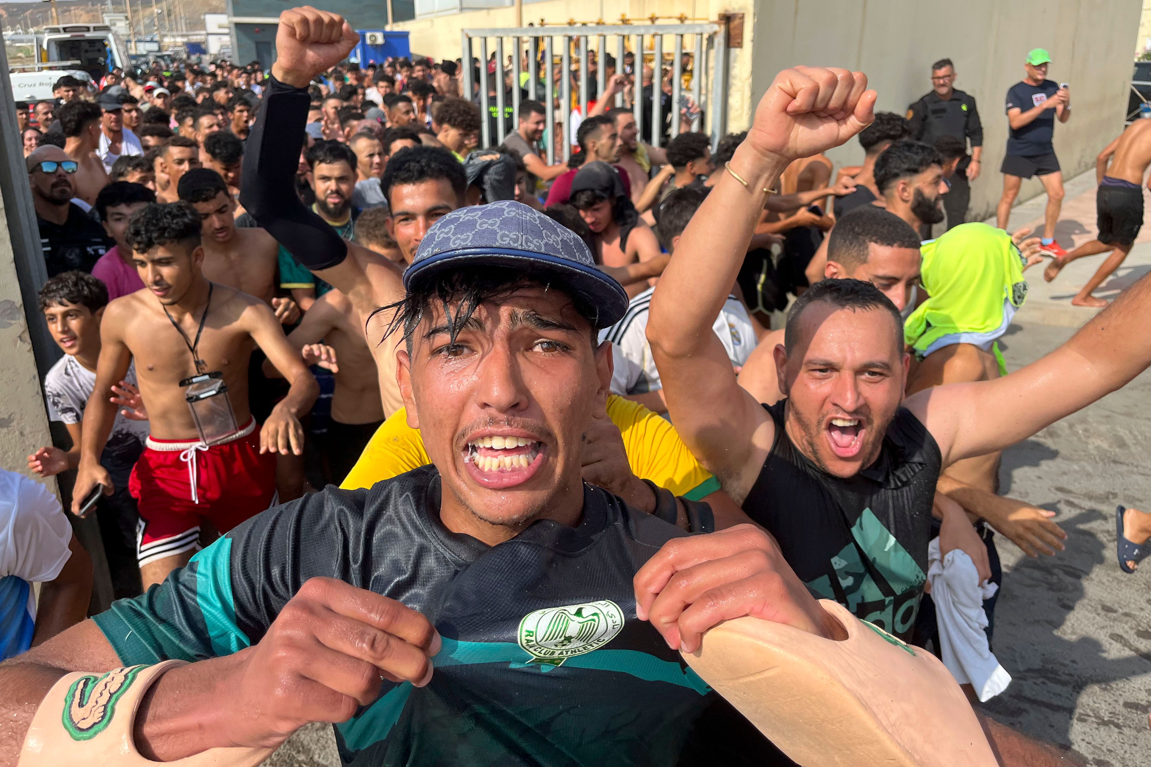Miles de migrantes entran a nado en Ceuta desde Marruecos