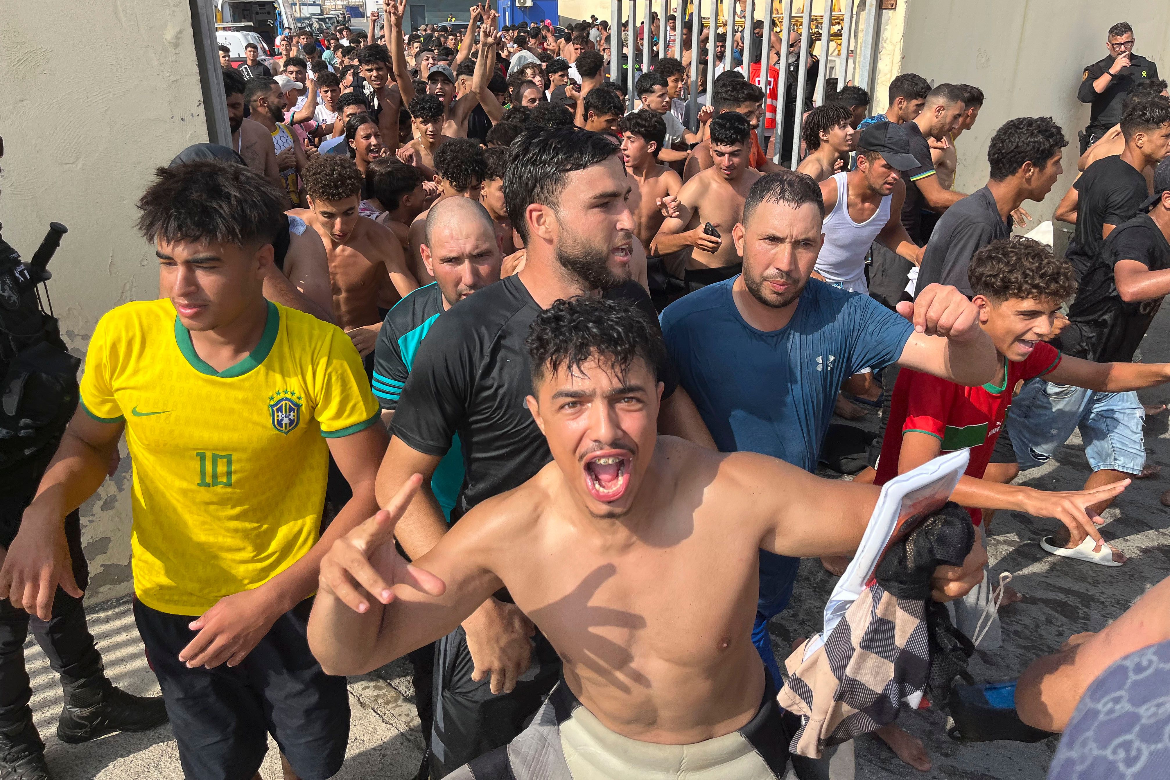 Miles de migrantes entran a nado en Ceuta desde Marruecos