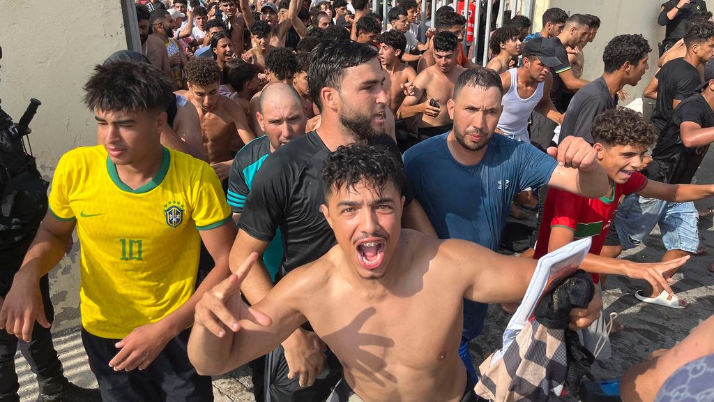 En directo | Cientos de inmigrantes entrando en la playa del Tarajal a nado desde Marruecos