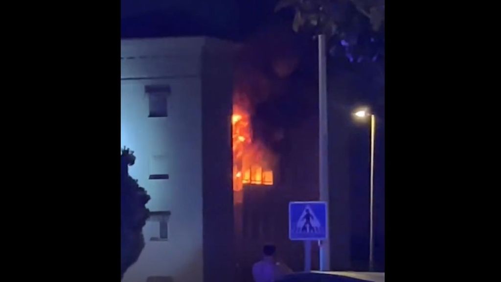 Mueren dos menores de 10 y 15 años en el incendio de una vivienda en Benalmádena, Málaga: su madre y un bombero, heridos