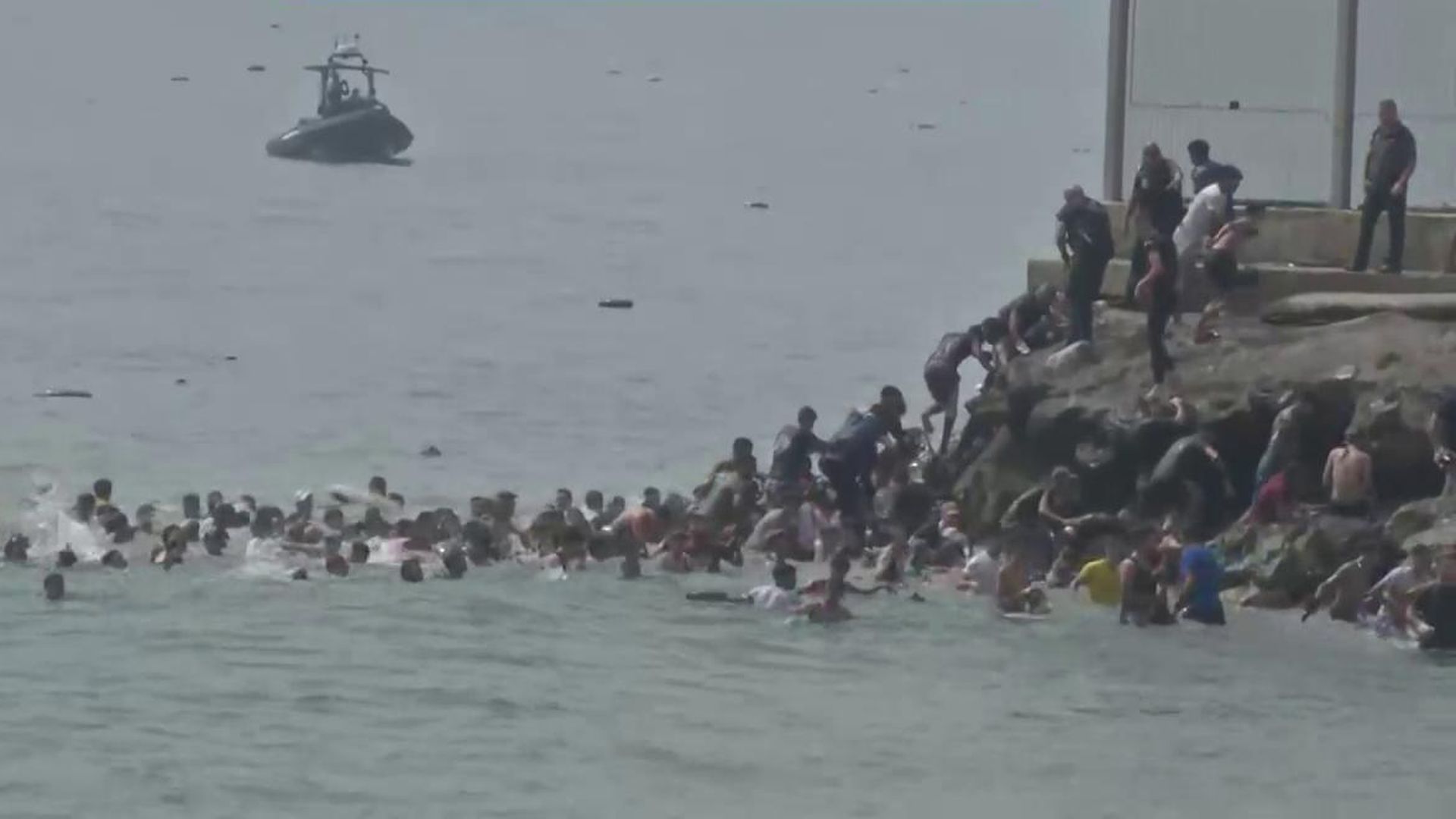 Niños con manguitos que llegan a Ceuta sin saber nadar: la Guardia Civil, saturada por todos los rescates
