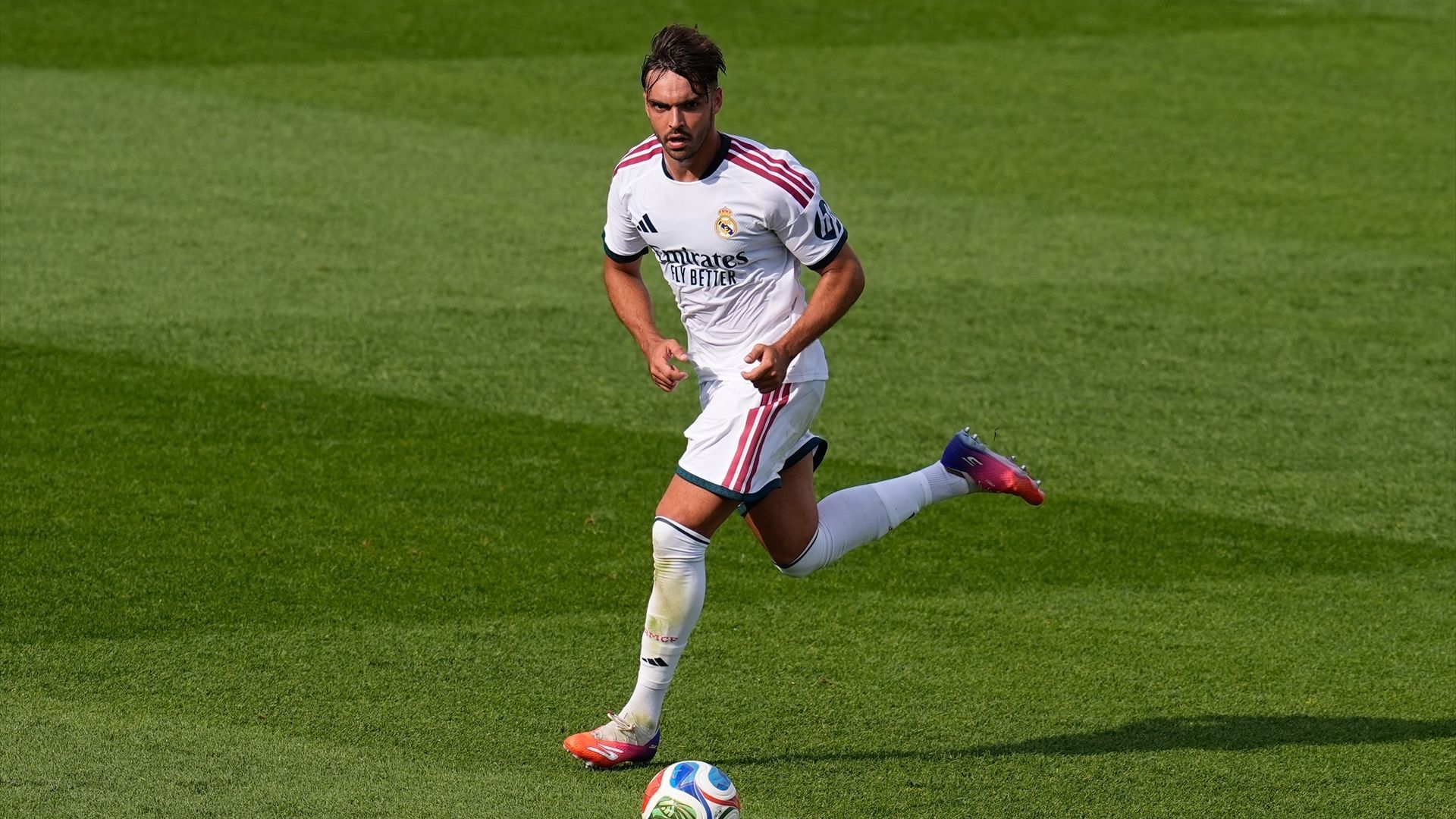 Raúl Asencio durante un partido amistoso con el Real Madrid