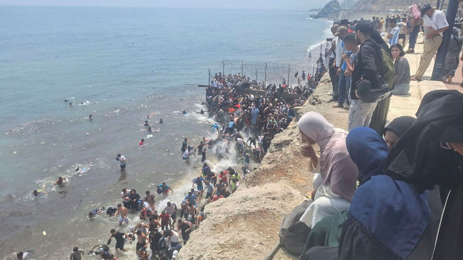 Una nueva avalancha de miles de migrantes logra acceder a Ceuta repitiendo las imágenes de 2021