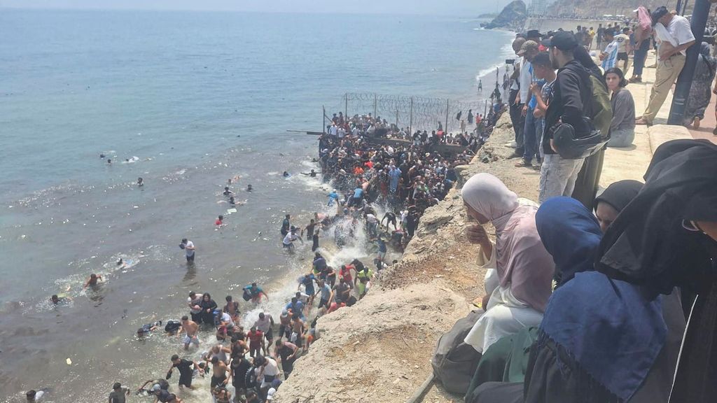 Una nueva avalancha de miles de migrantes logra acceder a Ceuta repitiendo las imágenes de 2021