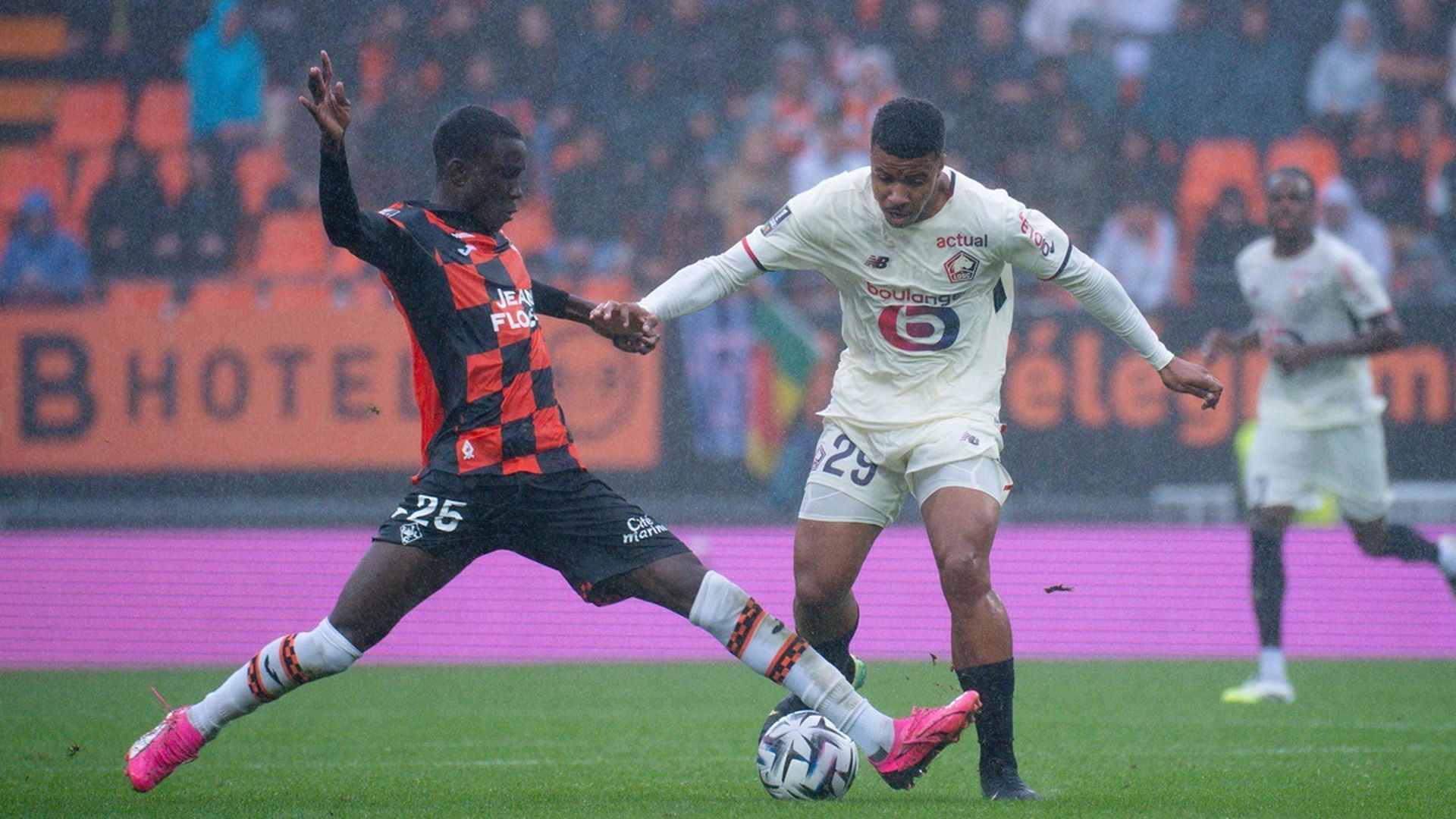 Abdoulaye Faye en el Lorient durante la 25/26 Abdoulaye Faye en el Lorient durante la 25/26