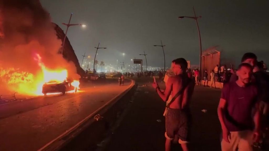 Altercados en Castillejos, Marruecos, con personas que querían acceder a Ceuta: hay varios vehículos incendiados