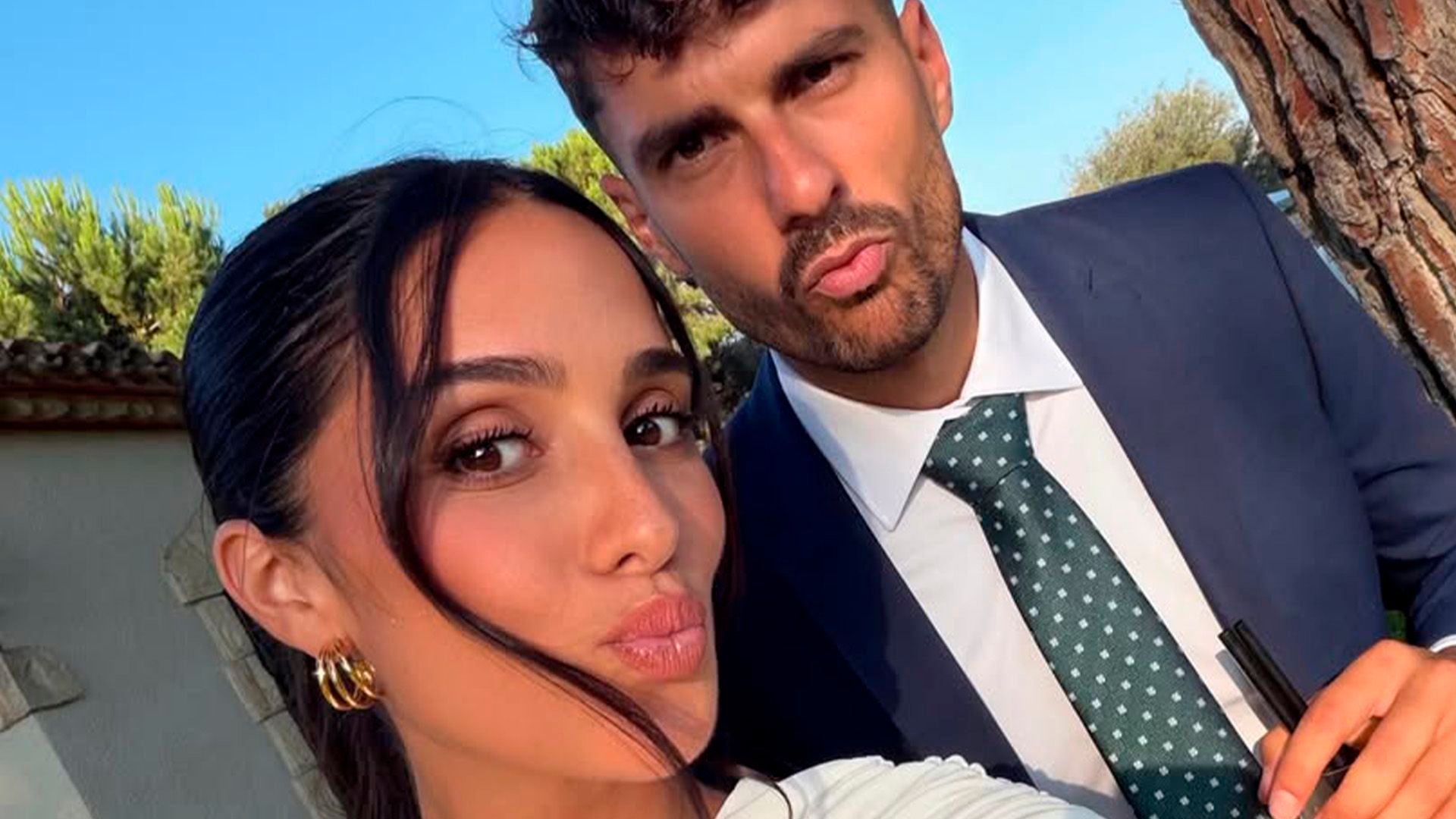 Claudia Martínez rescata sus fotos de pequeña y Mario reacciona riéndose Claudia Martínez rescata sus fotos de pequeña y Mario reacciona riéndose