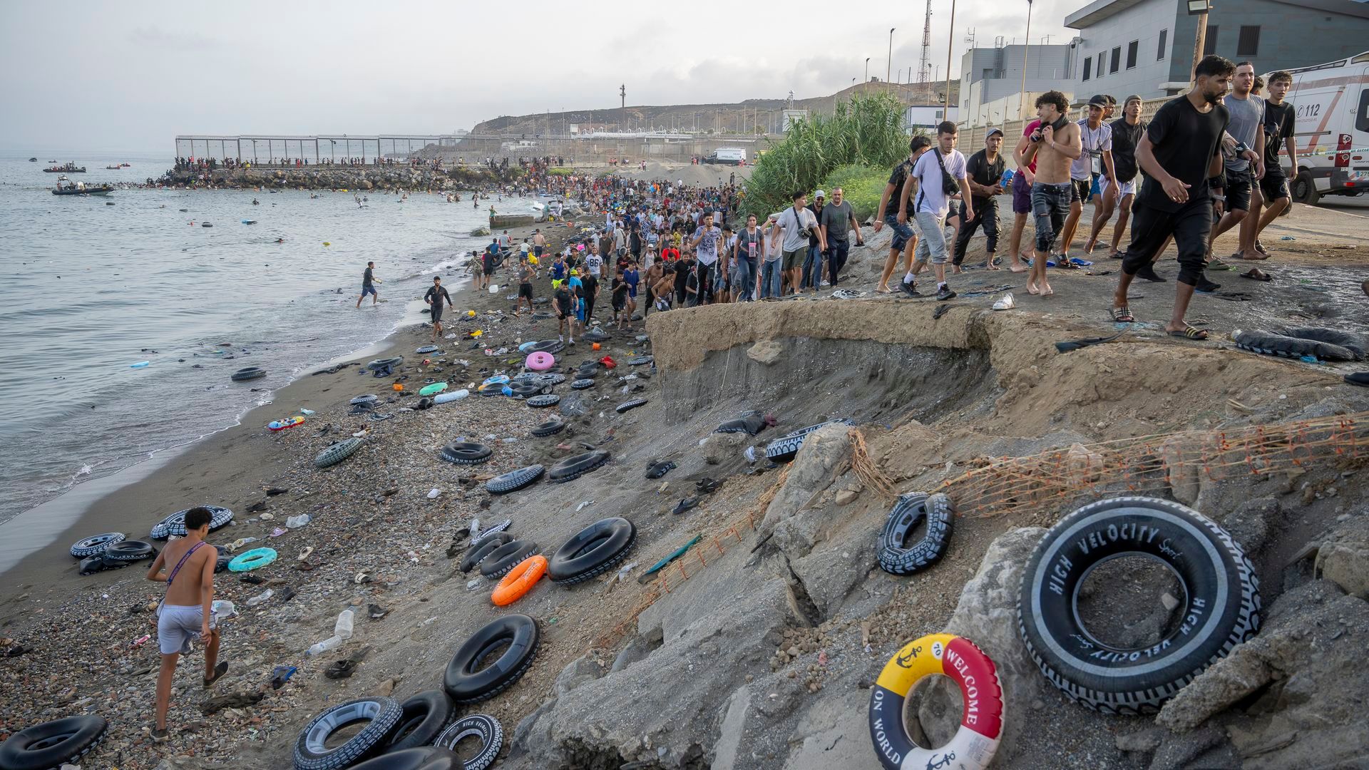 Comienzan a retornar voluntariamente a Marruecos migrantes que entraron a Ceuta