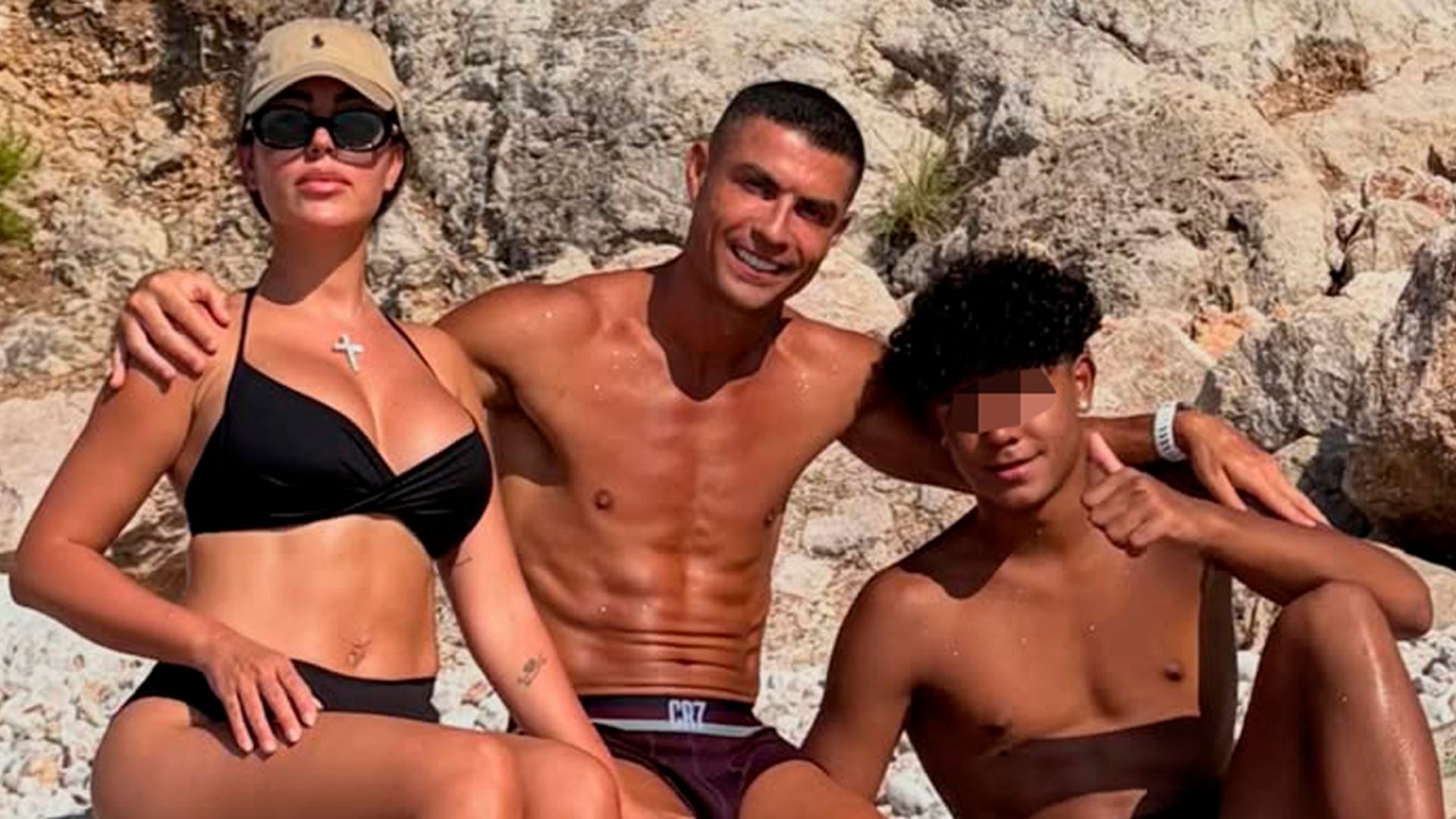 Cristiano Ronaldo, su hijo mayor, Cristiano Jr., y Georgina Rodríguez