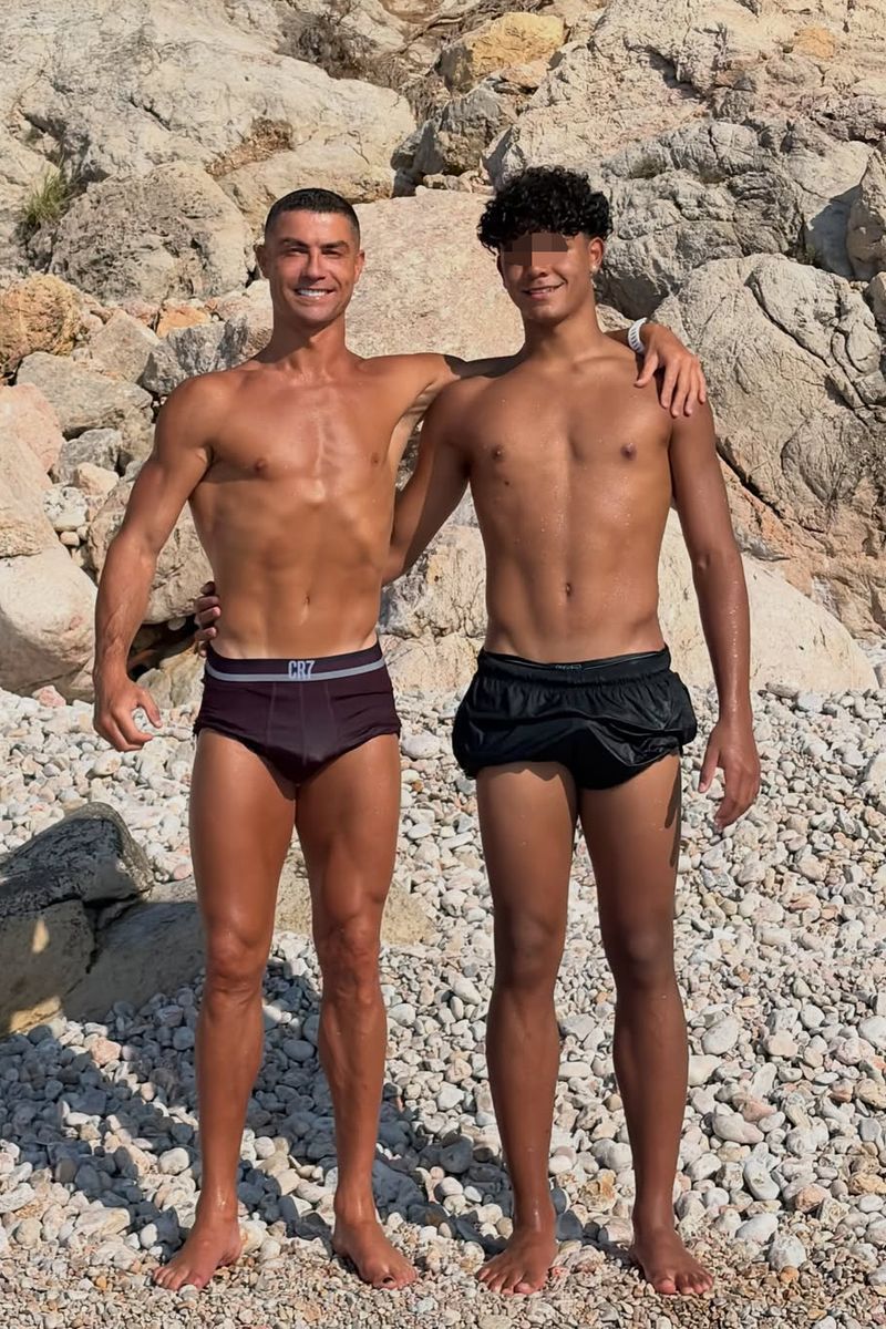 Cristiano Ronaldo y su hijo, Cristiano Ronaldo Júnior, posan y comparan sus músculos