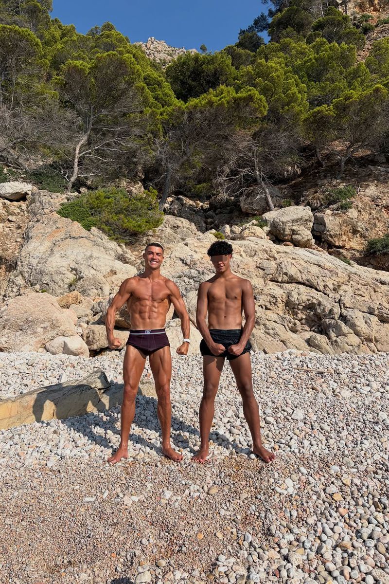 Cristiano Ronaldo y su hijo mayor, de dieciséis años, compiten a ver quién tiene más músculos