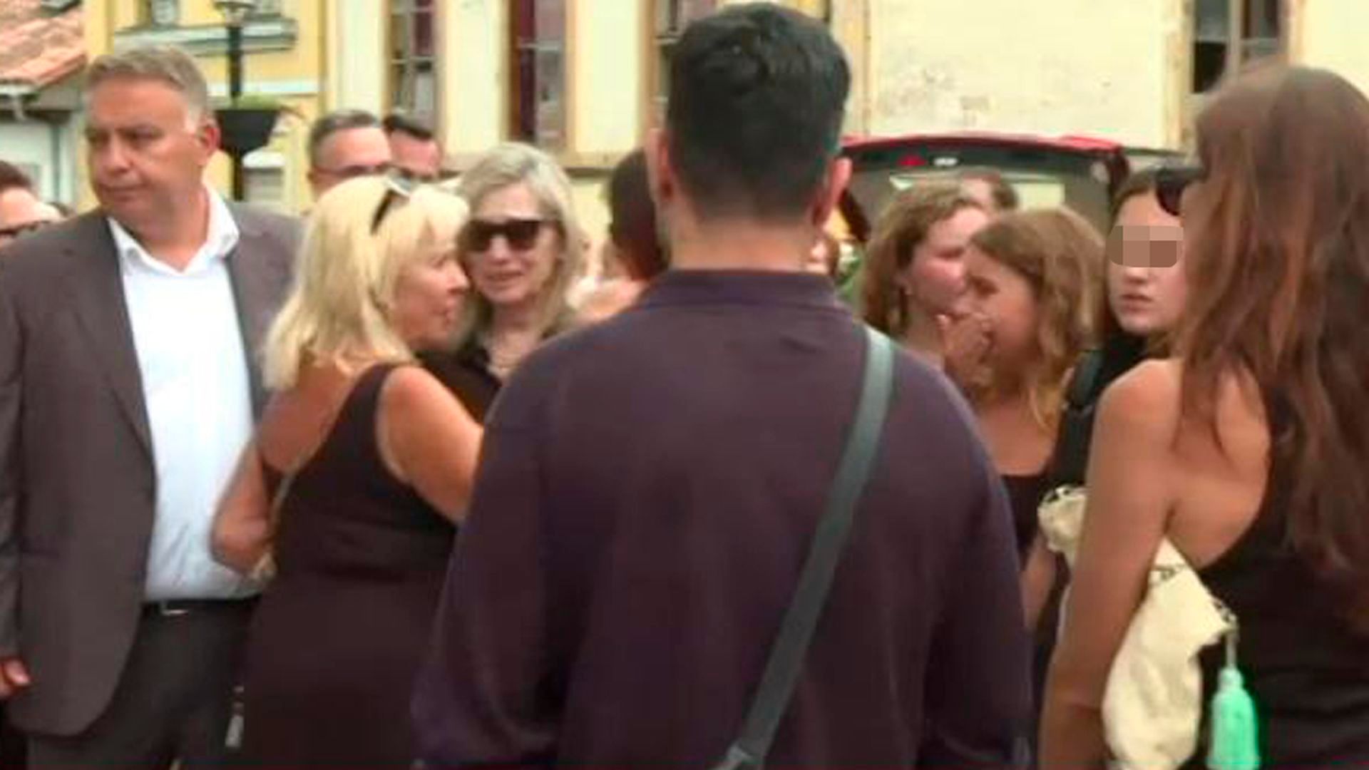 Daniella Bustamante (a la derecha de la imagen), junto a su madre y su familia en el funeral de su abuelo materno