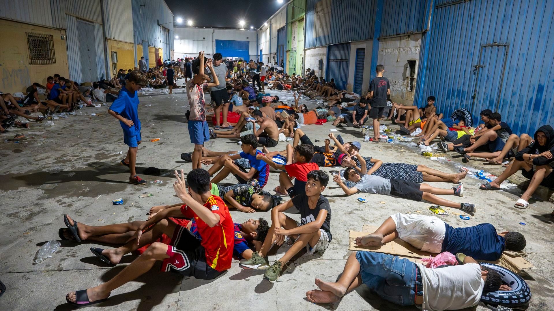 El flujo de personas entrando sin control en Ceuta desde Marruecos continúa por la noche