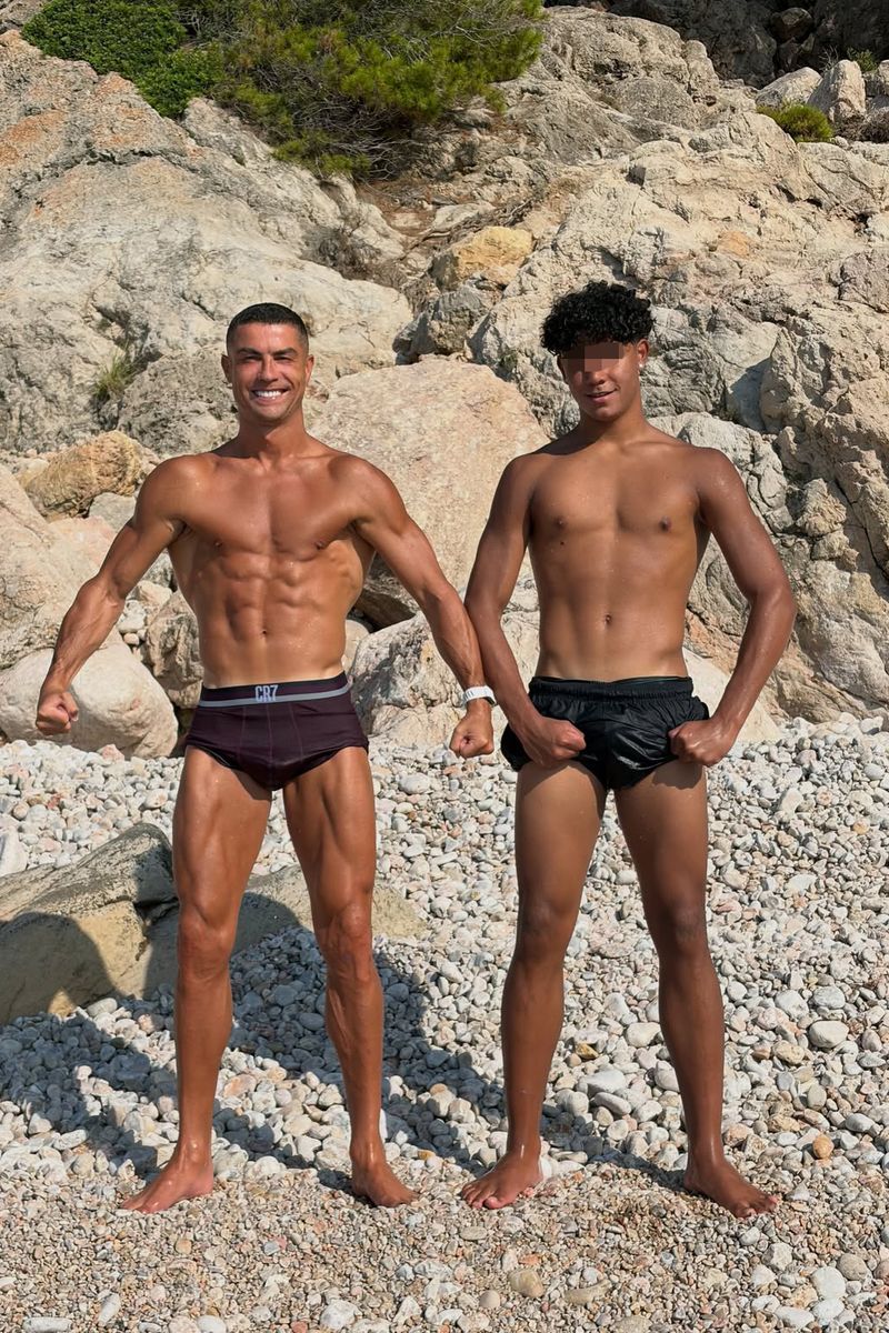 El posado de Cristiano Ronaldo y su hijo comparando físicos que se ha hecho viral
