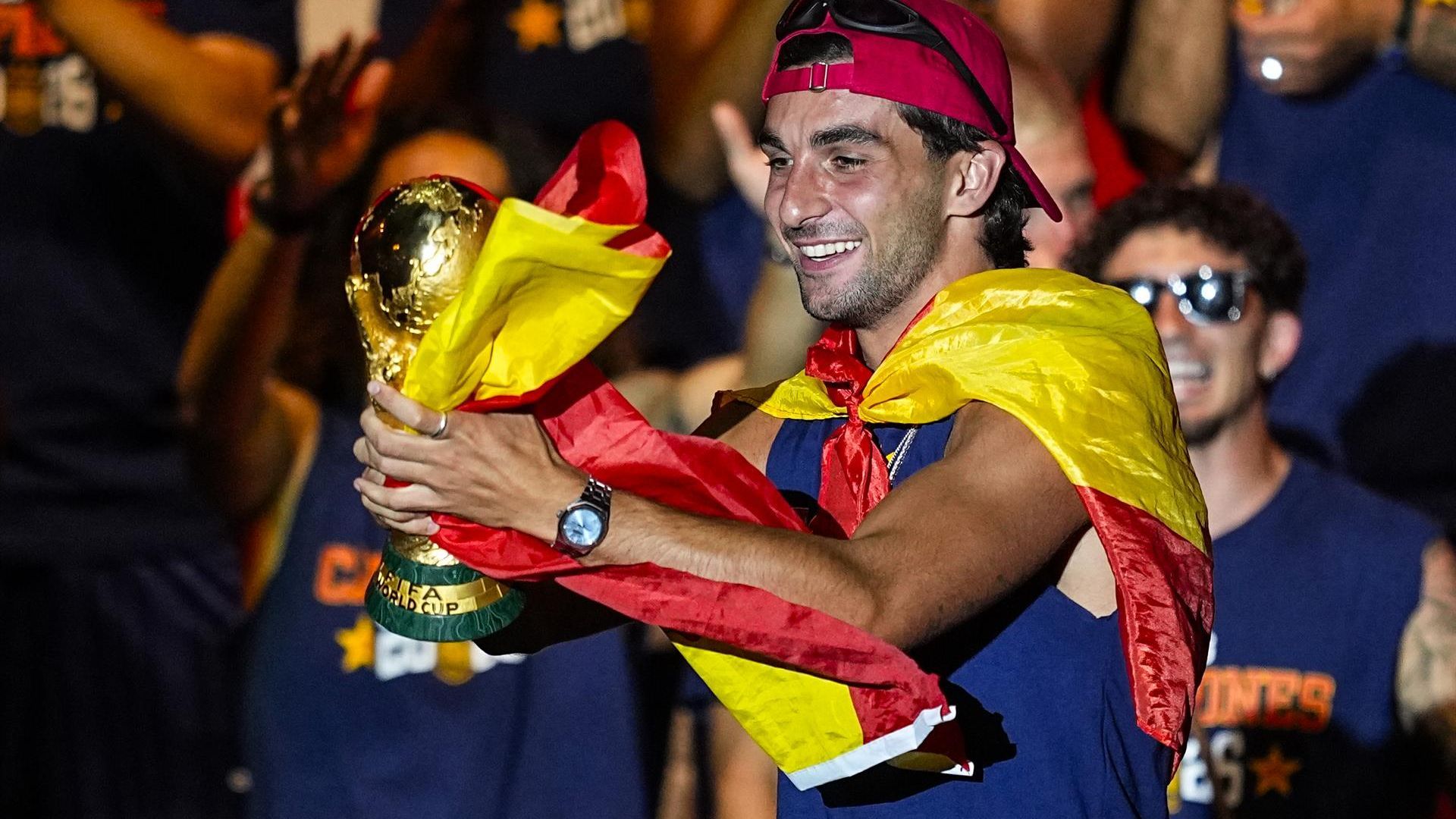 Ferran Torres con la Copa del Mundo de Fútbol Ferran Torres con la Copa del Mundo de Fútbol