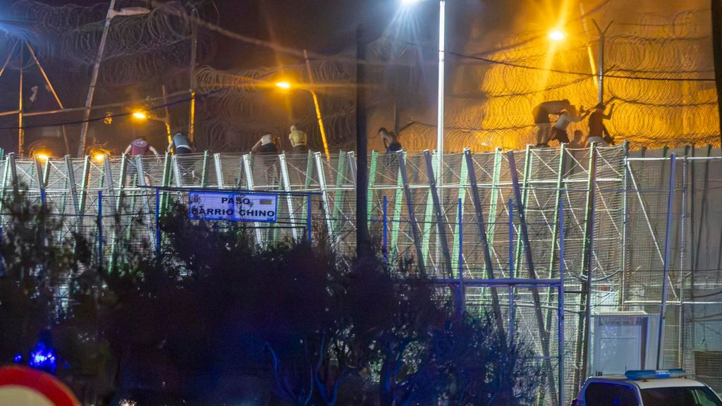 La crisis migratoria de España con Marruecos se agrava ahora también con Melilla: saltos de la frontera, incursiones a nado e incidentes