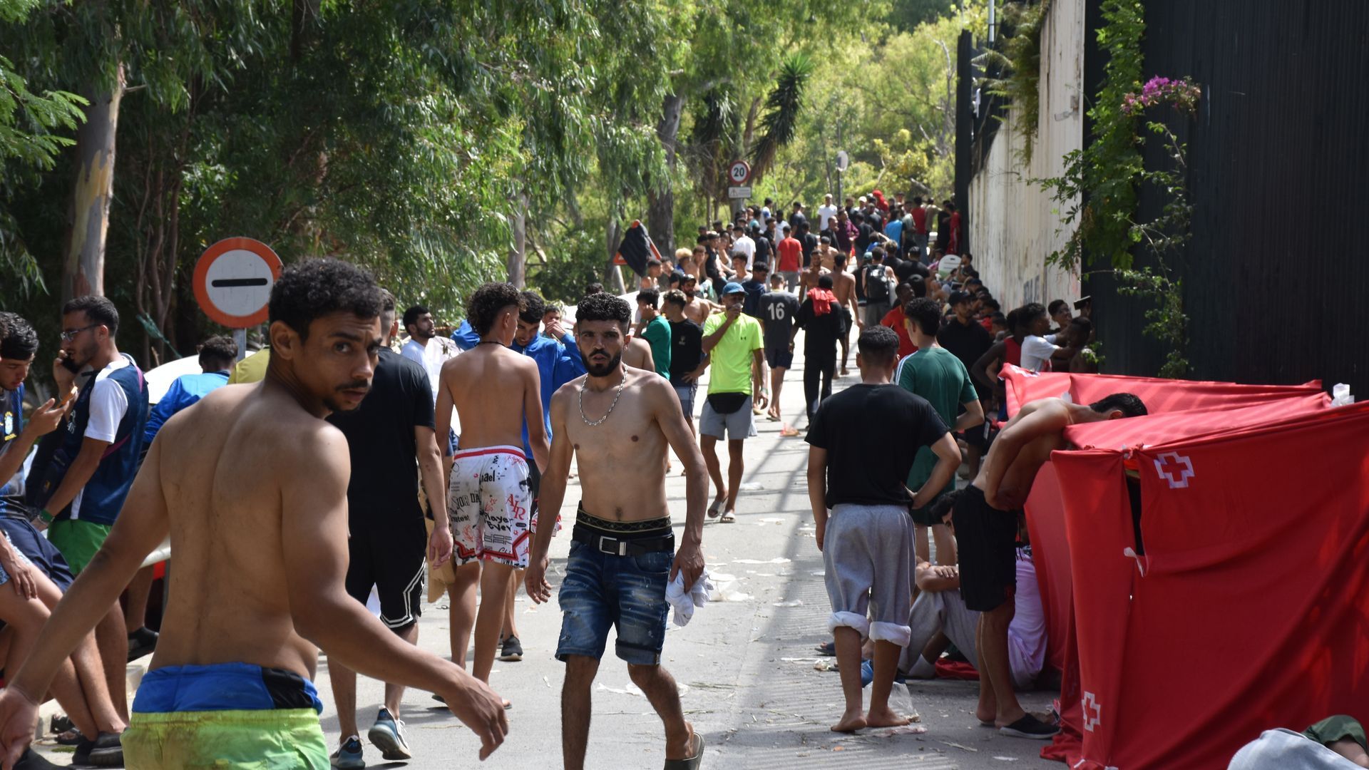 La crisis migratoria paraliza la actividad comercial y laboral de Ceuta: muchos establecimientos no han abierto sus puertas La crisis migratoria paraliza la actividad comercial y laboral de Ceuta: muchos establecimientos no han abierto sus puertas