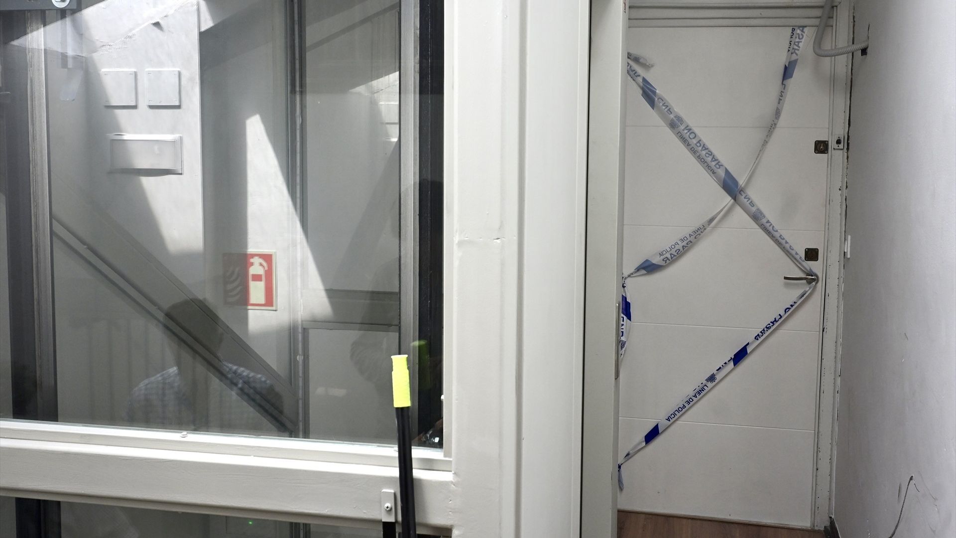 La puerta precintada en la que se encontraba la mujer asesinada en Santander, en calle Perines.