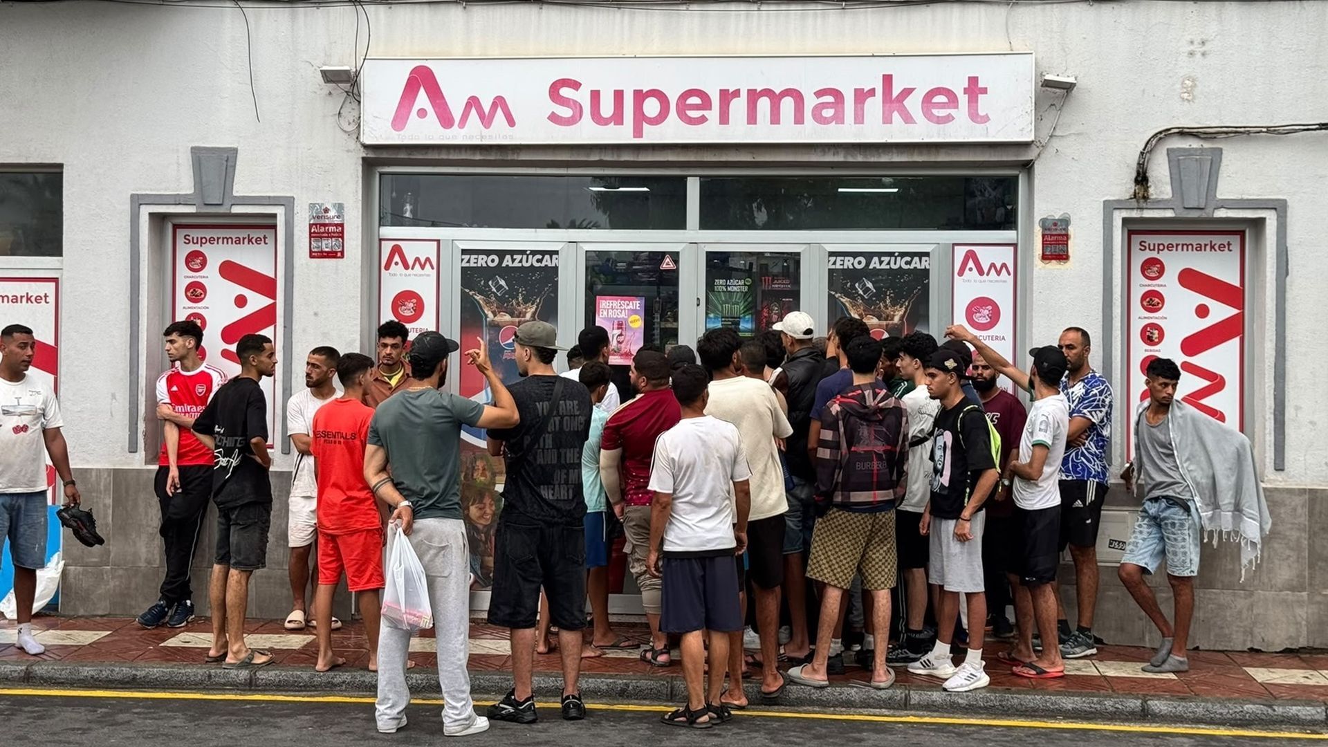 Ceuta colapsa con la llegada de 50.000 marroquíes que buscan comida por las calles: "Es un caos"