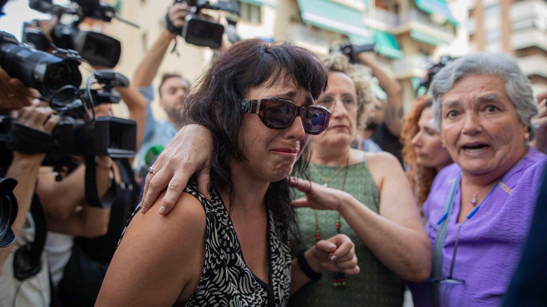 Llegada de Juana Rivas con su hijo menor al punto de encuentro familiar en julio de 2025, en Granada