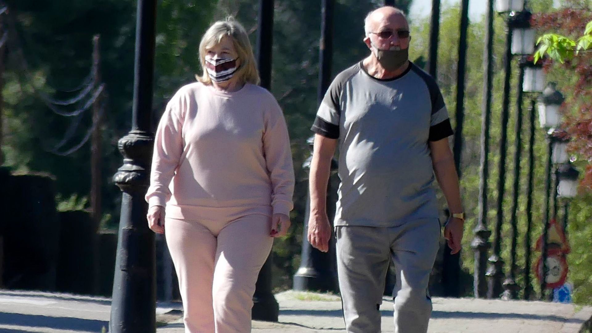 Los padres de Paula Echevarría, cerca de la vivienda de la actriz