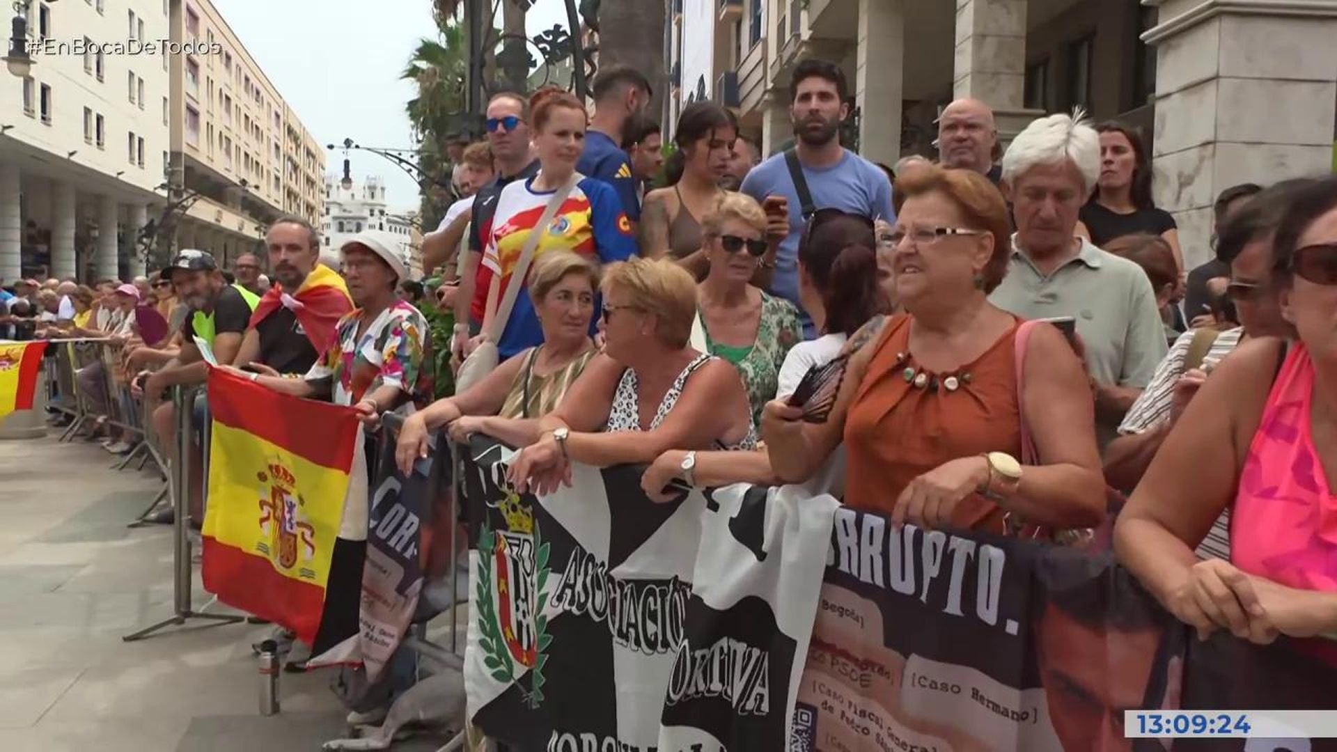 Los vecinos de Ceuta reciben con gritos e insultos a Pedro Sánchez a su salida del Ayuntamiento: “El títere de Marruecos”