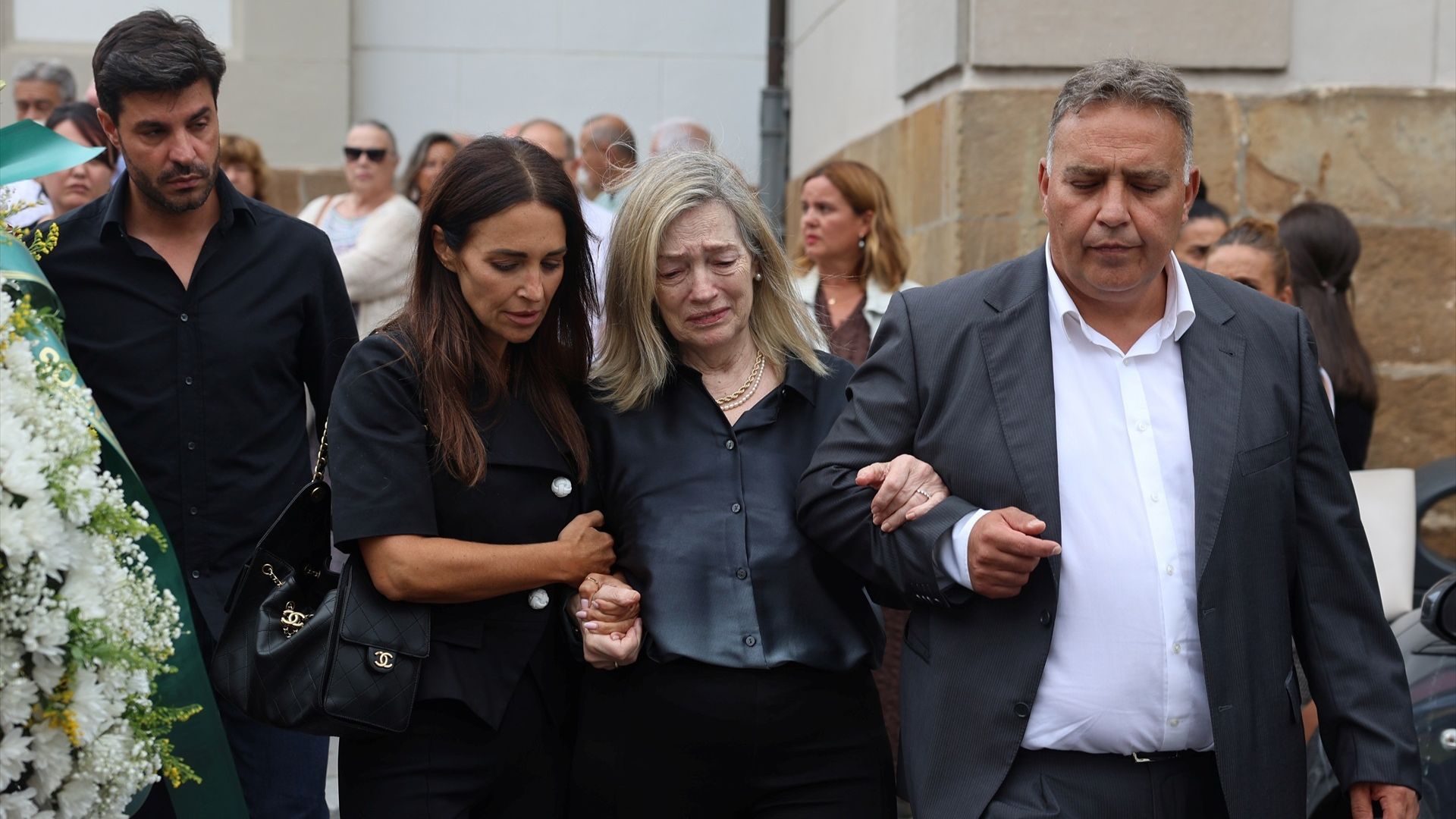 Miguel Torres, acompañando a Paula Echevarría y su familia en el funeral de Luis Ángel Echevarría