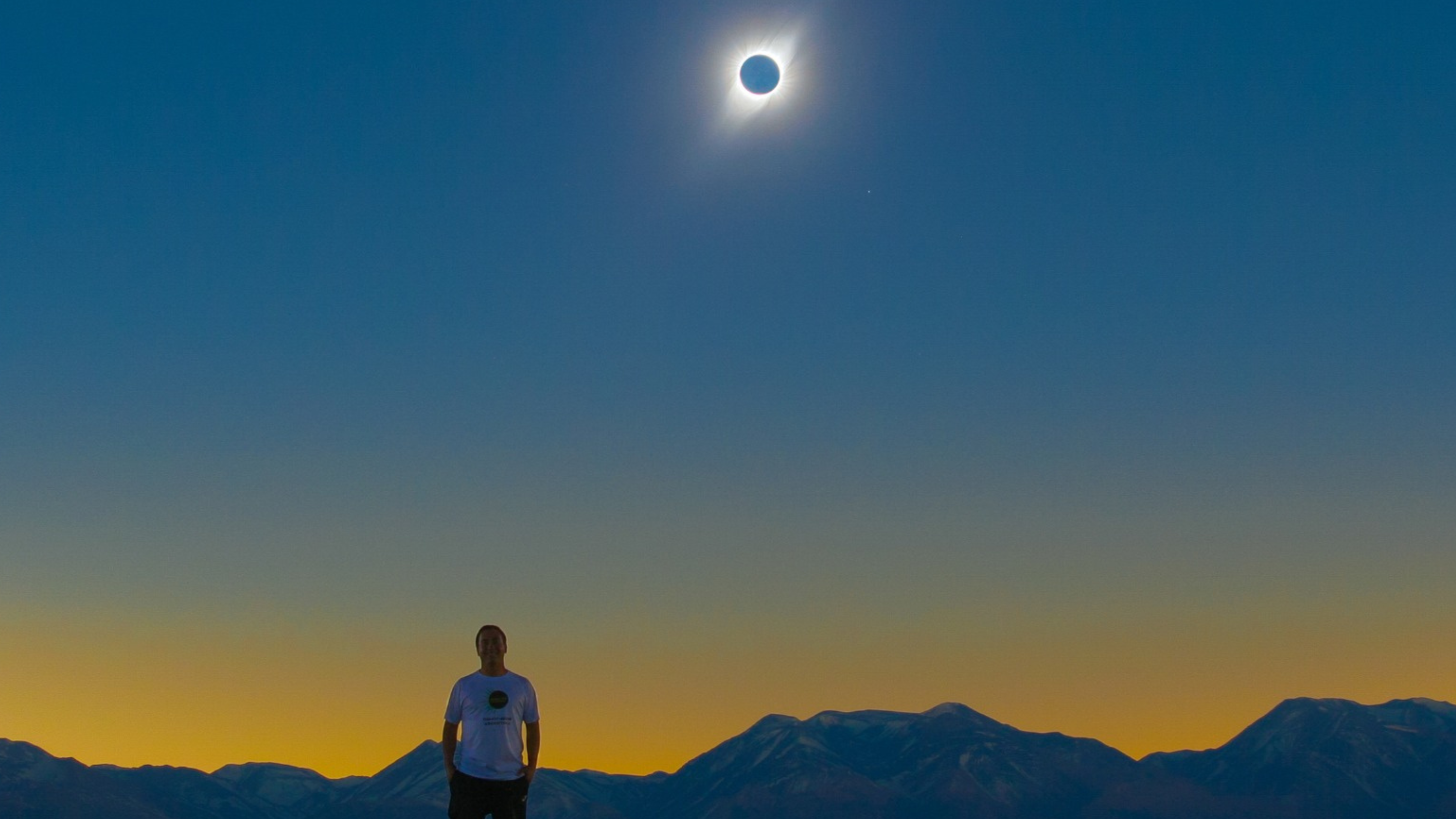 Óscar, durante uno de los eclipses totales que ha presenciado