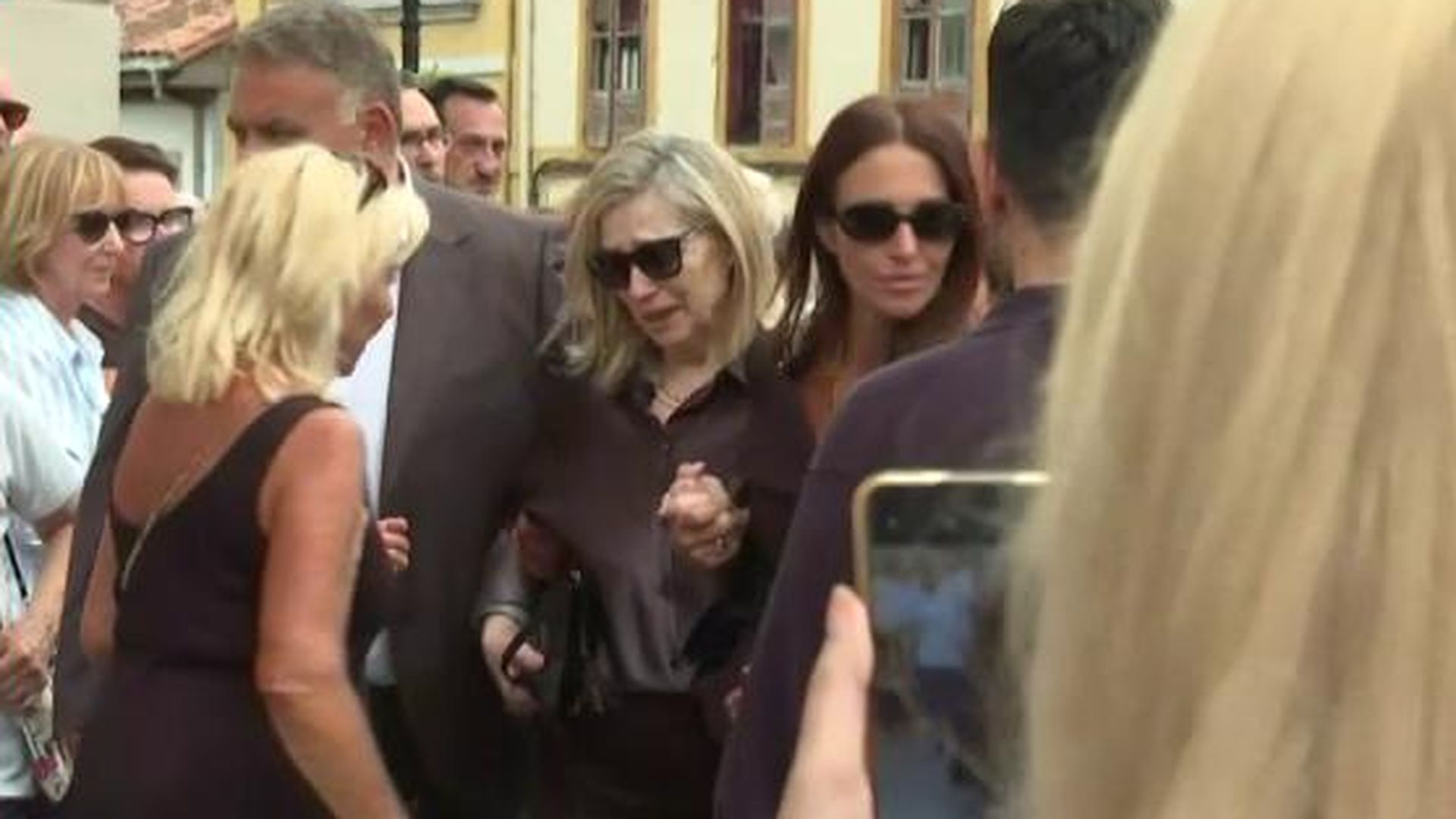 Paula Echevarría, emocionada y acompañada de su familia en el funeral de su padre en Asturias