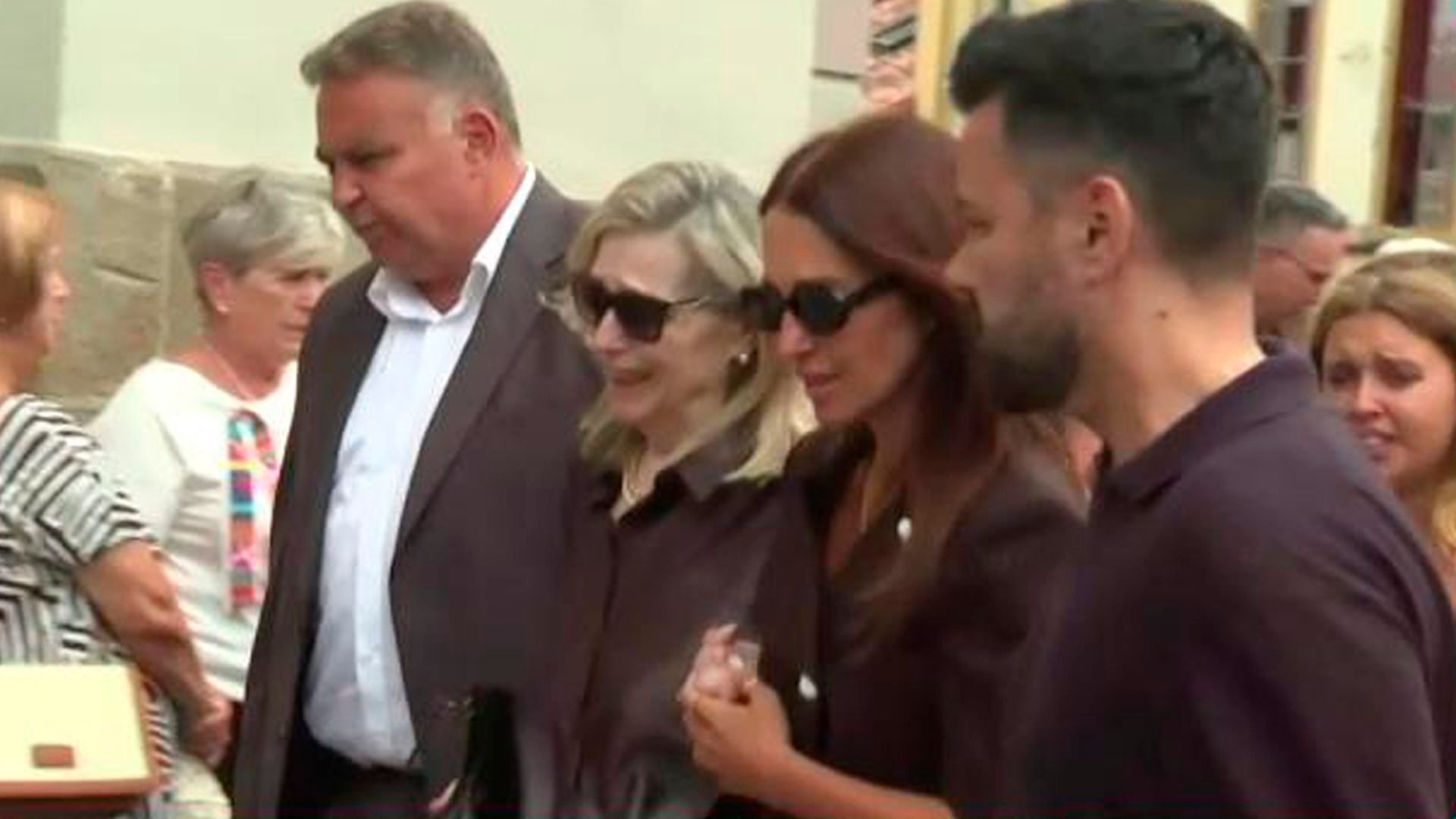 Paula Echevarría y su madre Elena, llegando al funeral de su padre Paula Echevarría y su madre Elena, llegando al funeral de su padre