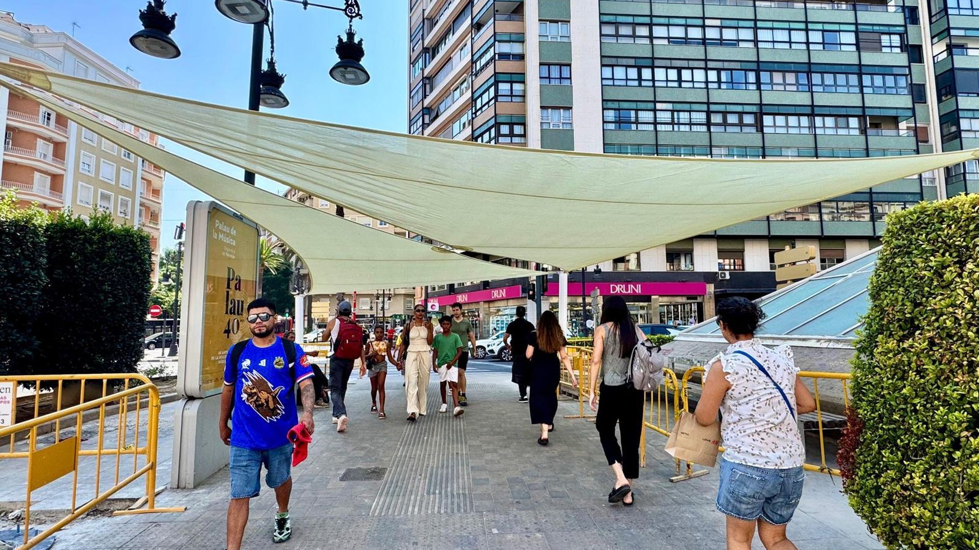 Toldo instalado en la Plaza de España Toldo instalado en la Plaza de España