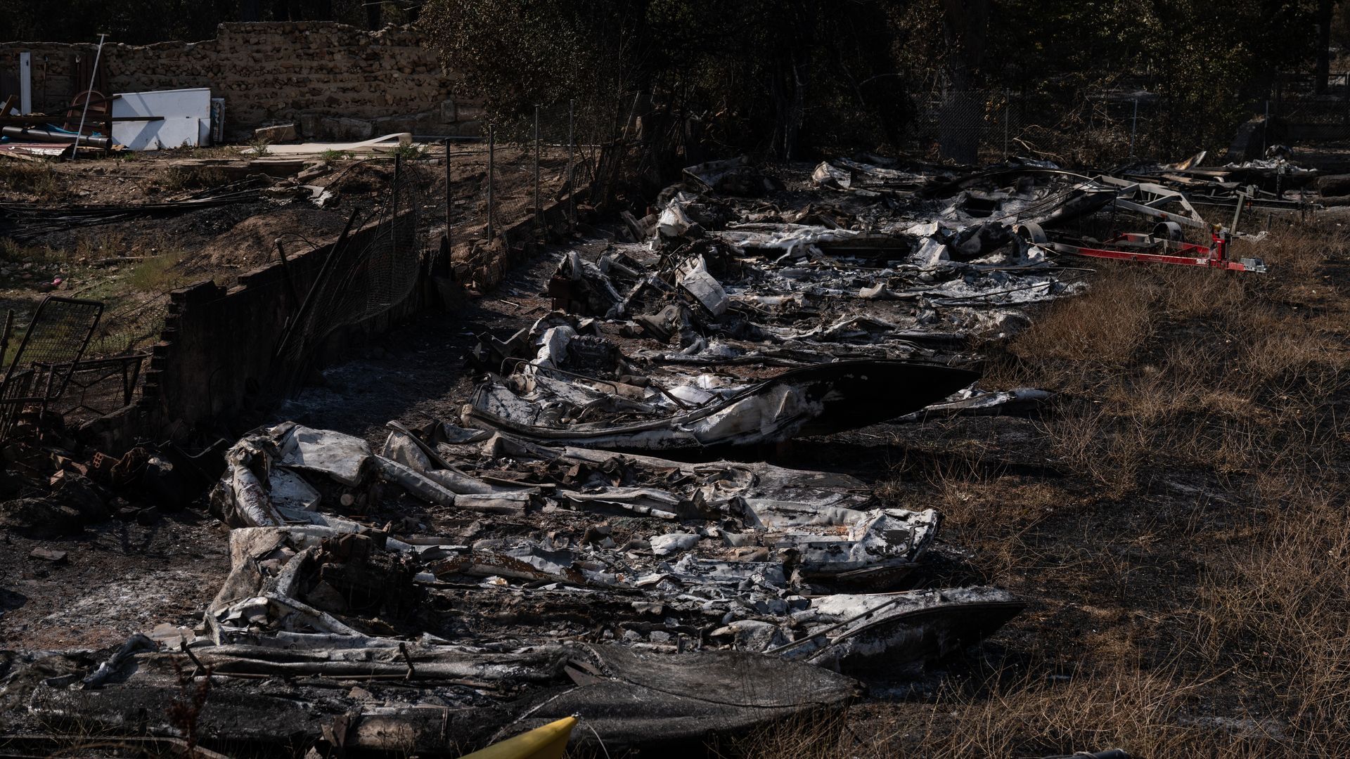 Última hora de los incendios: trabajan en la extinción de una reproducción del fuego en el embalse de San Juan Última hora de los incendios: trabajan en la extinción de una reproducción del fuego en el embalse de San Juan