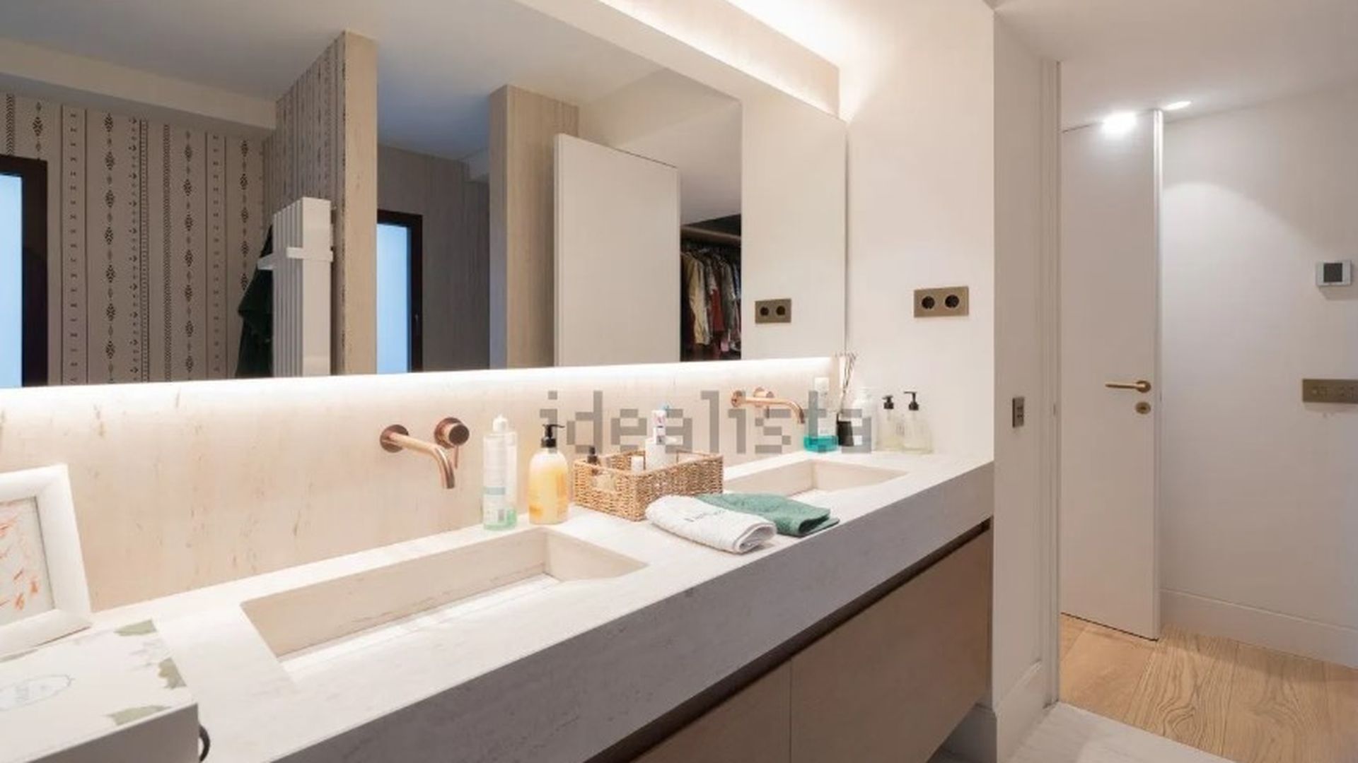 Un cuarto de baño en el piso que quiere vender González Amador mg