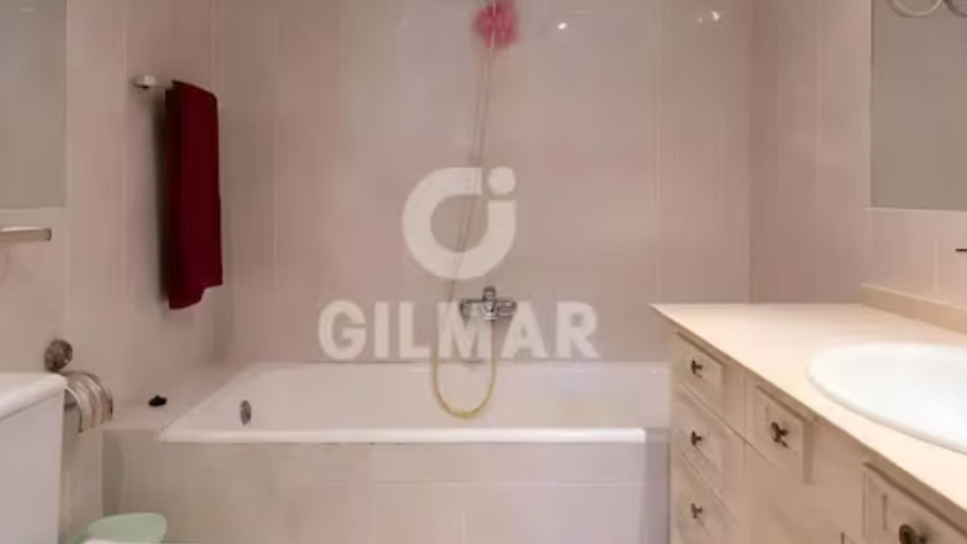 Un cuerto de baño del ático que va a vender Amador