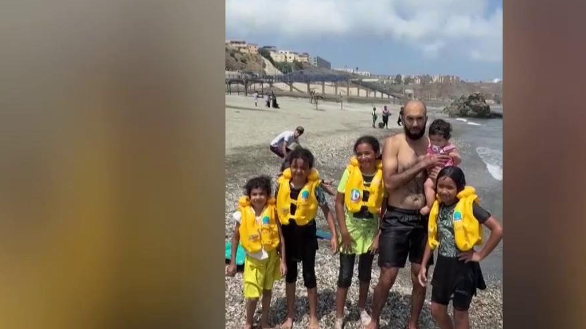 Un padre llega a nado a Ceuta con sus cinco hijas